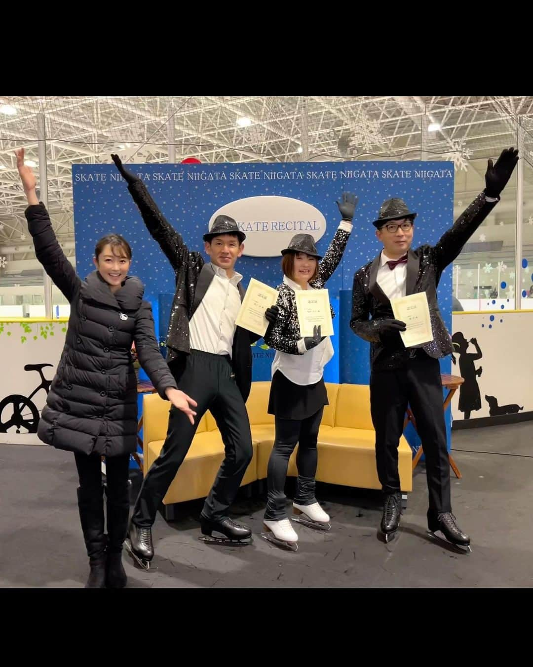 新海史子さんのインスタグラム写真 - (新海史子Instagram)「⛸スケート教室発表会（誕生日）⛸  きょうは新潟市アイスアリーナ主催スケート教室の発表会でした。  それから、36歳になりました。  この1年、スケート教室は大人クラスの担当で、今回初めて振り付けをしました。  年末の紅白で初めて知ったMrs. GREEN APPLEのダンスホールを選曲🕺  "この世はダンスホールで自分が主役だよ！"みたいな曲です。  4回の朝練で振り付けを覚えていただき、本番はキラキラの笑顔で、キレキレのダンス、滑らかなスケーティングを披露していただきました。 最高でした。  仕事終わりは大好きなオイスターバーへ🦪  生牡蠣10個食べました。  子どもが大声でハッピーバースデーを歌ってくれたからか？お店の方も気を遣ってくださり？バースデープレートオイスター🦪  明日からも精力的に仕事に励み、晩酌を楽しみたいと思います。  スケートは大人になってからも楽しめるスポーツです。  ご興味のある方は新潟市アイスアリーナまで📞 　 #フィギュアスケート #新潟市アイスアリーナ #mgc三菱ガス化学アイスアリーナ #マリスコ #36歳」3月5日 23時12分 - shinkai.0305