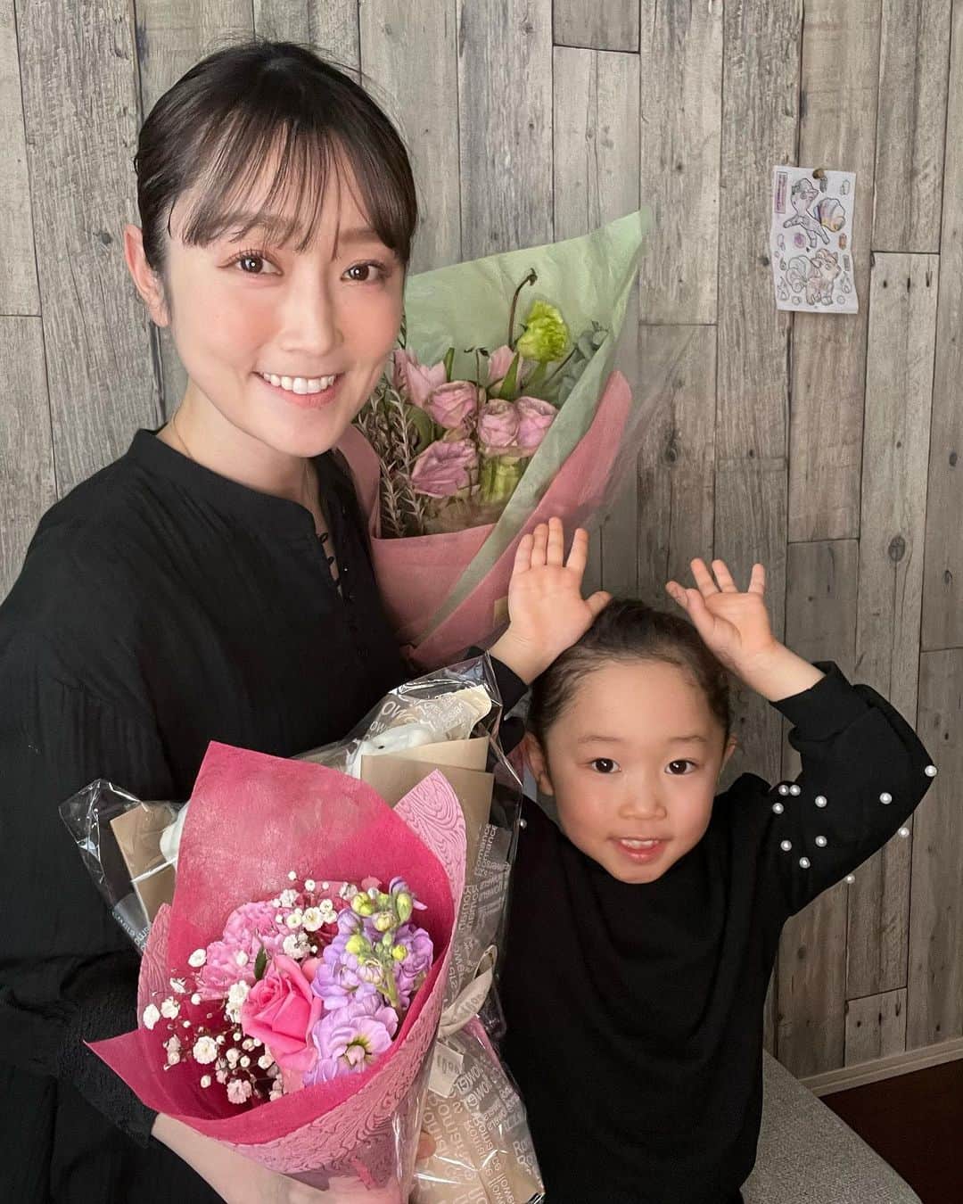 新海史子のインスタグラム：「⛸スケート教室発表会（誕生日）⛸  きょうは新潟市アイスアリーナ主催スケート教室の発表会でした。  それから、36歳になりました。  この1年、スケート教室は大人クラスの担当で、今回初めて振り付けをしました。  年末の紅白で初めて知ったMrs. GREEN APPLEのダンスホールを選曲🕺  "この世はダンスホールで自分が主役だよ！"みたいな曲です。  4回の朝練で振り付けを覚えていただき、本番はキラキラの笑顔で、キレキレのダンス、滑らかなスケーティングを披露していただきました。 最高でした。  仕事終わりは大好きなオイスターバーへ🦪  生牡蠣10個食べました。  子どもが大声でハッピーバースデーを歌ってくれたからか？お店の方も気を遣ってくださり？バースデープレートオイスター🦪  明日からも精力的に仕事に励み、晩酌を楽しみたいと思います。  スケートは大人になってからも楽しめるスポーツです。  ご興味のある方は新潟市アイスアリーナまで📞 　 #フィギュアスケート #新潟市アイスアリーナ #mgc三菱ガス化学アイスアリーナ #マリスコ #36歳」