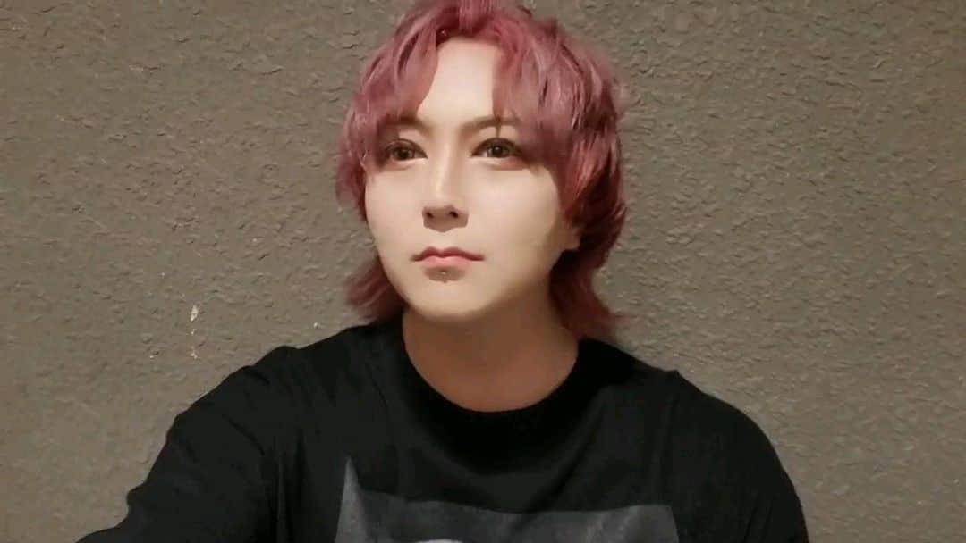 塩原康孝のインスタグラム：「取り急ぎ！4周年ありがとうございました。楽しかった、みんなも楽しんで頂けていたら何よりです。思いの丈はまたゆっくり書きますね。 最大限にありがとうございました！！！」