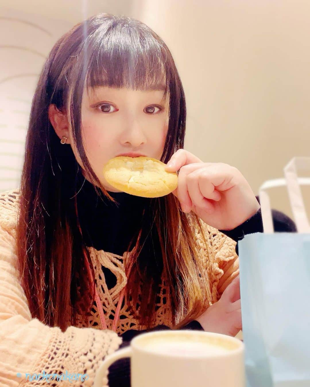 中野菜保子さんのインスタグラム写真 - (中野菜保子Instagram)「. 「遠方より友来たる⭐️と、ラジオ📻」 写真は🍎🍎🍎🍎🍎🍎枚 4:カヌレは温めると美味しいですよ 6:あぐっ . . ご機嫌いかがですか？（≧∇≦）？  寝る前投稿です⭐️ 読んだらお休みなさいですよ〜🌙  アチコチの懐かしい友人たちから 連絡がきて  最近「遠方より友来たる」的なコトが 続いています  刺激を貰ってる😌✨✨ 充電もされた🔋🔥✨  今日も沢山話して笑いました♪  会いたいと言って貰えること 会いたいと思えるヒトたちがいること  有難いなぁと思います  インスタを観てくれてるみんなにも 会えますように🍀🍀🍀 . . あと、2月に言いそびれたけれど  ラジオがアーカイブされてます📻 ↑遅！！  中野菜保子の 「ちょっと耳貸してんか」で、  撮影のお話と、 こないだ協力して貰った タイトルアンケートのお話とか。  タイトルアンケートのことはまた ココでお話しますね✨😊✨  ご協力ありがとうございます🍓  台本どうすべ。  ※FOLLOWME限定ラジオへは ハイライトか 「中野菜保子 FOLLOWME」で検索 ＊ ＊ ＊ #遠方より友来たる #竹馬の友 #タイトルアンケート #カヌレ #コーヒーダイスキ #限定ラジオ #uuum #ちょっと耳貸してんか #ラジオのある暮らし #中野菜保子 #齋藤優樹 #columnist #actor #hollywoodstars #cm  #actress #舞台役者 #stage #tvshow #moviestars #model #performer #表現者 #俳優 #女優 #演劇 #映画 #コラムニスト #充電された @syanhaijitensya」3月5日 23時29分 - naokonakano8319