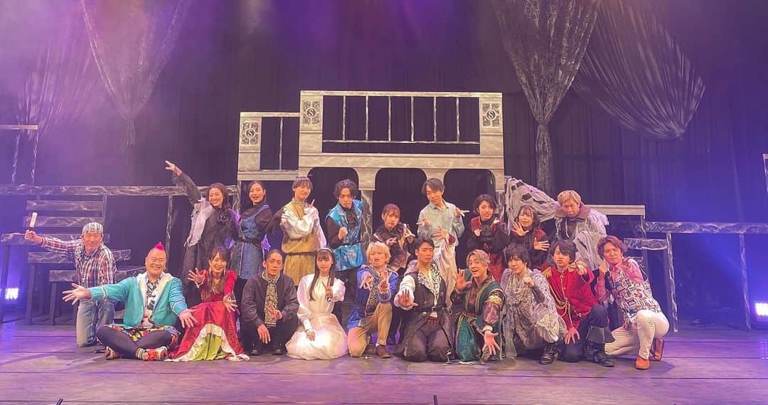 のインスタグラム：「#シェイクス2023 -TOKAI side-無事、終演いたしました！  お越しくださった皆さん、ありがとうございました！！！  今年入って約2ヶ月間、このシェイクスという作品に携わることができて本当に幸せでした！！！  今回は初めての経験が多く、たくさんの方に支えて頂きました。  そのおかげで自分の可能性やまだまだ成長できるんだなっていう新たな発見をすることができました！  そして改めて私はお芝居が舞台が大好きだなって思いました！！！  そう思わせてくださったキャストの皆さん、スタッフの皆さん、関係者の皆さん、そして何より時間を割いて観劇しにきてくださった皆さんに感謝の気持ちでいっぱいです！  本当にありがとうございました！  女優としての泉綾乃も！  アイドルとしての泉綾乃も！  これからも応援よろしくお願いいたします！  幸せな時間をありがとうございました🙇‍♀️  #shakes2023 #舞台」