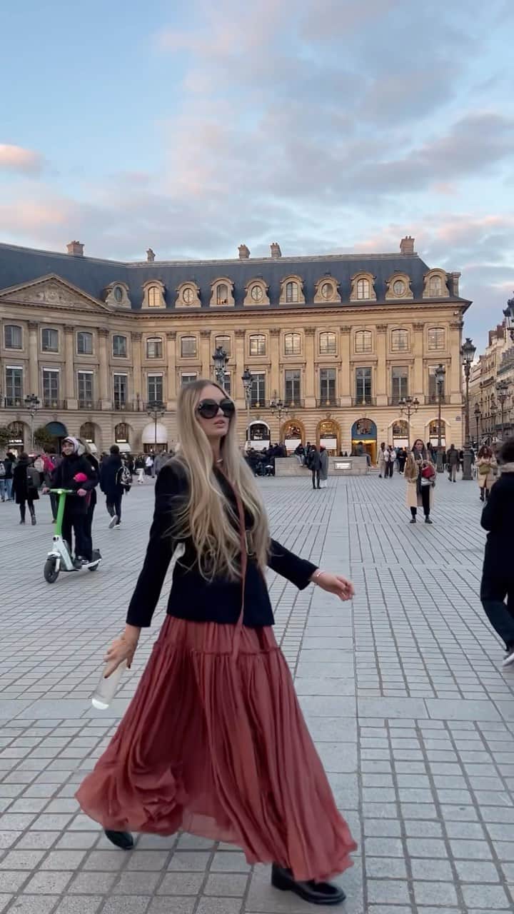 ロミー・ストリドのインスタグラム：「Even on the go in Paris I drink plenty of @waterdrop to stay hydrated and energized! #drinkmorewater #ad」