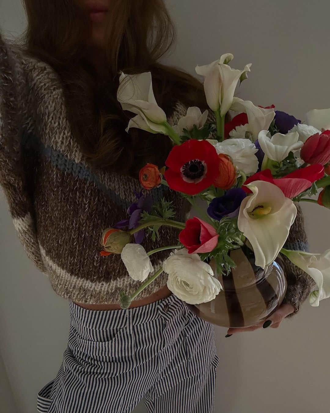 Lisa Tellbeさんのインスタグラム写真 - (Lisa TellbeInstagram)「Almost none of our furniture has arrived yet, but went and got flowers so now we at least have flowers」3月5日 23時54分 - lisatellbe