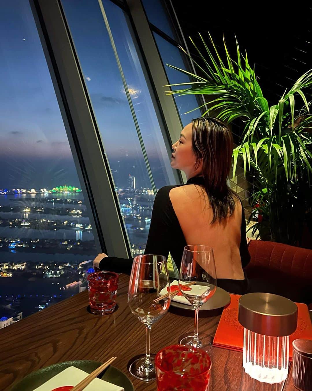 須田朱音のインスタグラム：「🥂  51階からの夜景が眺められる、 日本食フュージョン料理 📍@sushisambadubai へ🍣  店内も赤を基調としたサンバな雰囲気と DJが流すちょっとサイケデリックな音楽💃🏼  料理長がおすすめして出してくれた 白身魚のてりやき(西京焼きだね)🐟 美味しかった♡  #dubai #dubainight #sushisamba」