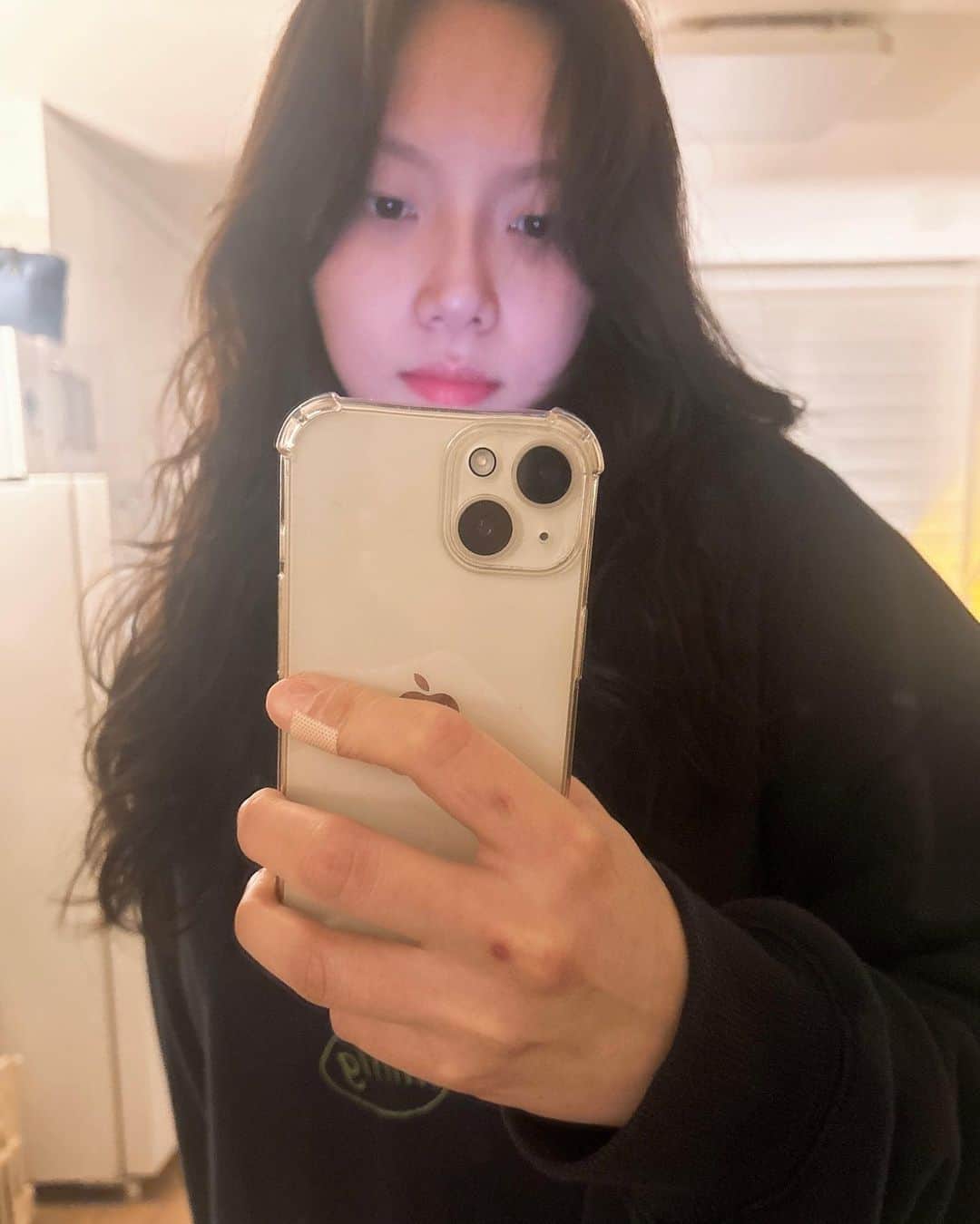 Ni Daのインスタグラム：「얼굴을 찍은건지 핸드폰을찍은건지🙁」
