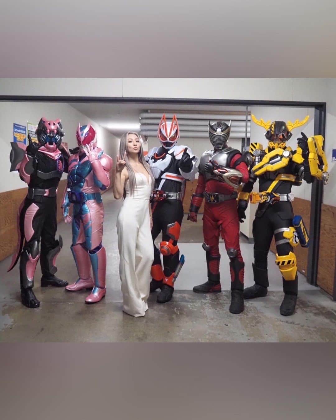 倖田來未のインスタグラム：「. 本日、仮面ライダーギーツ主題歌「Trust・Last」のフル尺バージョンが配信スタート！！ ⁡ CDは、8日に発売です！ なんとバックル付きというバージョンも発売されます！ ⁡ みんな楽しんじゃってください！！🦊 ⁡ #仮面ライダーギーツ #kodakumi #倖田來未」