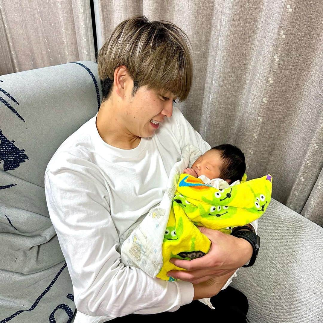 タクヤさんのインスタグラム写真 - (タクヤInstagram)「【ご報告】I have a report for you all. ⁡ My third kid was born the other day.  I am now a father of 3 boys😂I will work harder at work and football for my cute kids😊🔥 ⁡ 先日、第三子が無事産まれました😊 ⁡ 元気な男の子です。 ⁡ これで男の子3人 #別名カオス軍団 ⁡ の父親になりました、笑。 ⁡ 同時に責任と覚悟も3倍です。 ⁡ 子供たちにとって、 ⁡ カッコいいパパになれるように、 ⁡ サッカーも仕事も子育ても ⁡ 3倍増しで楽しみながら ⁡ がんばっていきたいと思います。 ⁡ ⁡ 母子共に健康に生まれてきてくれたことに感謝。  こんな可愛い子を産んでくれた妻に感謝。 ⁡ ⁡ #やっと会えた #コロナの影響で立ち合いも面会もできず #生まれてから5日後にやっと会えました😭 #その分喜びも感動も5倍増しだからいいけど #何人目でも子供はとにかくかわいい☺️」3月6日 0時07分 - regate_takuya