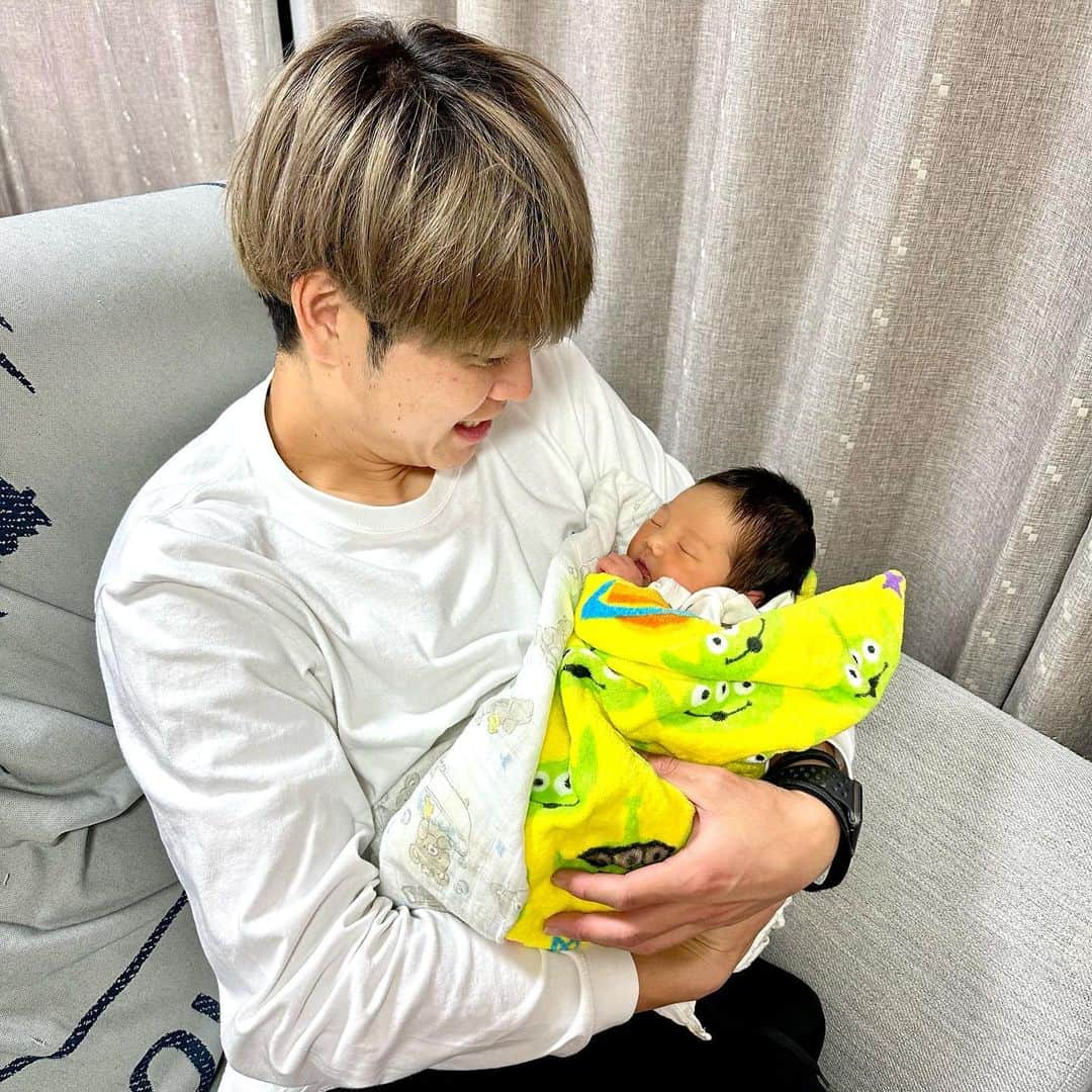 タクヤさんのインスタグラム写真 - (タクヤInstagram)「【ご報告】I have a report for you all. ⁡ My third kid was born the other day.  I am now a father of 3 boys😂I will work harder at work and football for my cute kids😊🔥 ⁡ 先日、第三子が無事産まれました😊 ⁡ 元気な男の子です。 ⁡ これで男の子3人 #別名カオス軍団 ⁡ の父親になりました、笑。 ⁡ 同時に責任と覚悟も3倍です。 ⁡ 子供たちにとって、 ⁡ カッコいいパパになれるように、 ⁡ サッカーも仕事も子育ても ⁡ 3倍増しで楽しみながら ⁡ がんばっていきたいと思います。 ⁡ ⁡ 母子共に健康に生まれてきてくれたことに感謝。  こんな可愛い子を産んでくれた妻に感謝。 ⁡ ⁡ #やっと会えた #コロナの影響で立ち合いも面会もできず #生まれてから5日後にやっと会えました😭 #その分喜びも感動も5倍増しだからいいけど #何人目でも子供はとにかくかわいい☺️」3月6日 0時07分 - regate_takuya