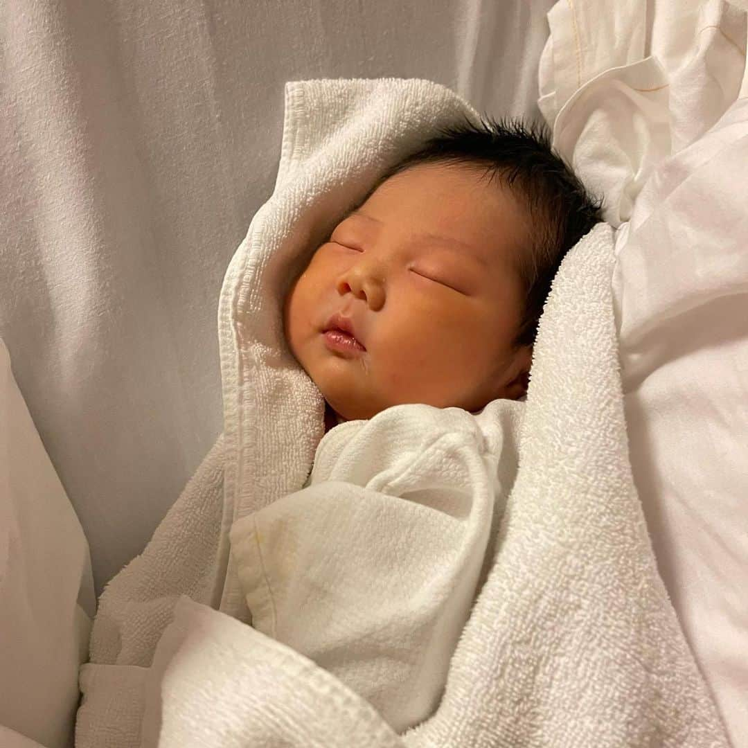 タクヤさんのインスタグラム写真 - (タクヤInstagram)「【ご報告】I have a report for you all. ⁡ My third kid was born the other day.  I am now a father of 3 boys😂I will work harder at work and football for my cute kids😊🔥 ⁡ 先日、第三子が無事産まれました😊 ⁡ 元気な男の子です。 ⁡ これで男の子3人 #別名カオス軍団 ⁡ の父親になりました、笑。 ⁡ 同時に責任と覚悟も3倍です。 ⁡ 子供たちにとって、 ⁡ カッコいいパパになれるように、 ⁡ サッカーも仕事も子育ても ⁡ 3倍増しで楽しみながら ⁡ がんばっていきたいと思います。 ⁡ ⁡ 母子共に健康に生まれてきてくれたことに感謝。  こんな可愛い子を産んでくれた妻に感謝。 ⁡ ⁡ #やっと会えた #コロナの影響で立ち合いも面会もできず #生まれてから5日後にやっと会えました😭 #その分喜びも感動も5倍増しだからいいけど #何人目でも子供はとにかくかわいい☺️」3月6日 0時07分 - regate_takuya