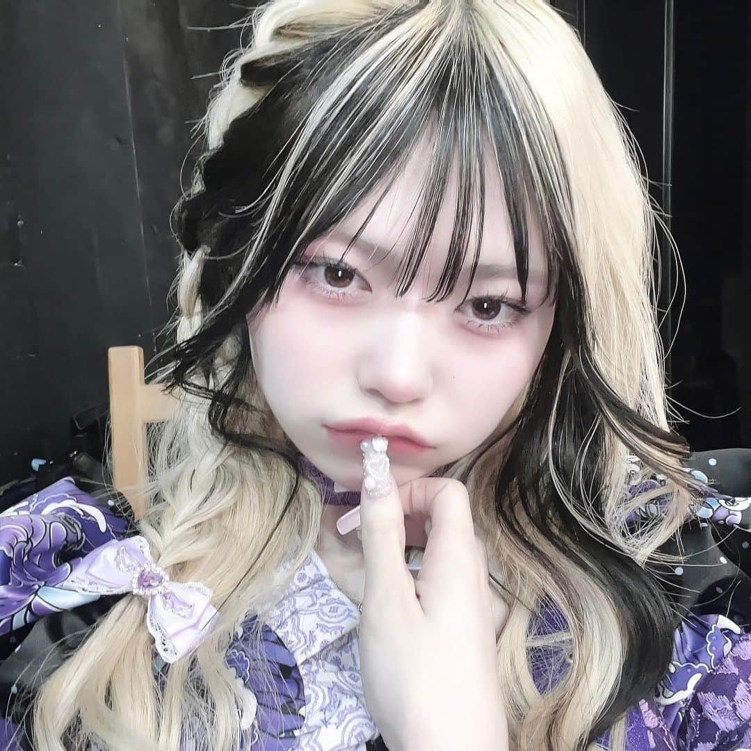 謝花南のインスタグラム：「弱弱 . . . . . . . . .  #ロング #エクステ #フェイスフレーミング #インナーカラー #ハイトーン #ブラック #韓国風 #韓国ファッション #ストリート系女子 #スニーカー女子 #裸眼メイク #純欲メイク #舌ピ #クロミちゃん #ootd」