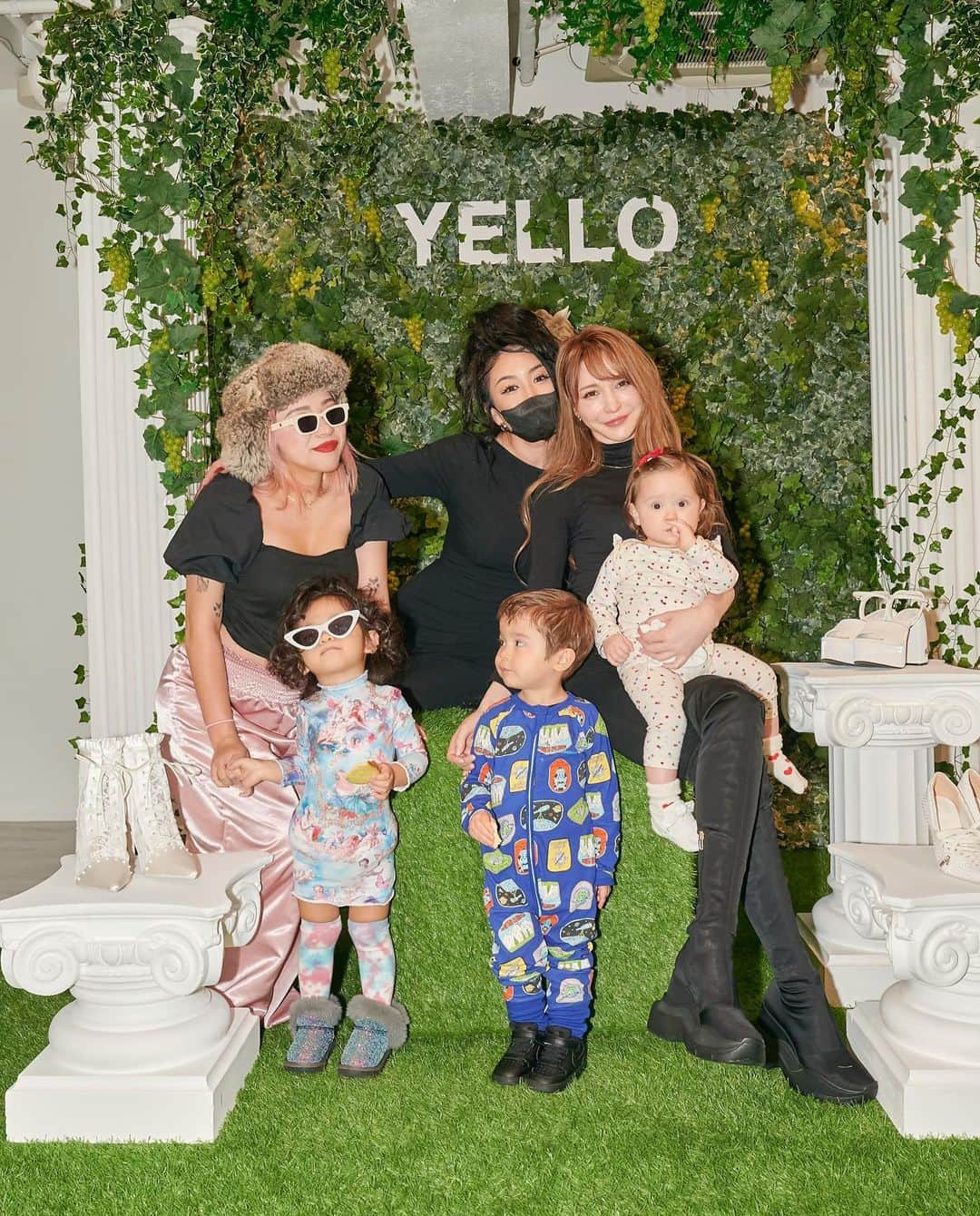 miniのインスタグラム：「@yelloshoes_official  展示会にちょっと前に @lenafujii0702 ちゃんと行ったよ💜  久しぶりにYELLOの展示会行かせてもらったんだけど、相変わらずファビュラス全開で可愛すぎた👠❤️‍🔥💜  もう絶対私はコレでしょ💘っていうShoesをお迎えさせてもらいました👄💕 届くの楽しみだなぁ💓💜  久しぶりの @ayastella_ ちゃんもアリエルの事、天使👼💕って呼んでくれてて、忙しい中本当に沢山優しくしてくれて、アリエルご機嫌だった🙏🏽💓  そんな素敵すぎる @yelloshoes_official はあたたかくなってきたこれからも可愛いShoesが沢山出るから要Check❤️‍🔥  #yello #yelloshoes #shoes #exhibition」