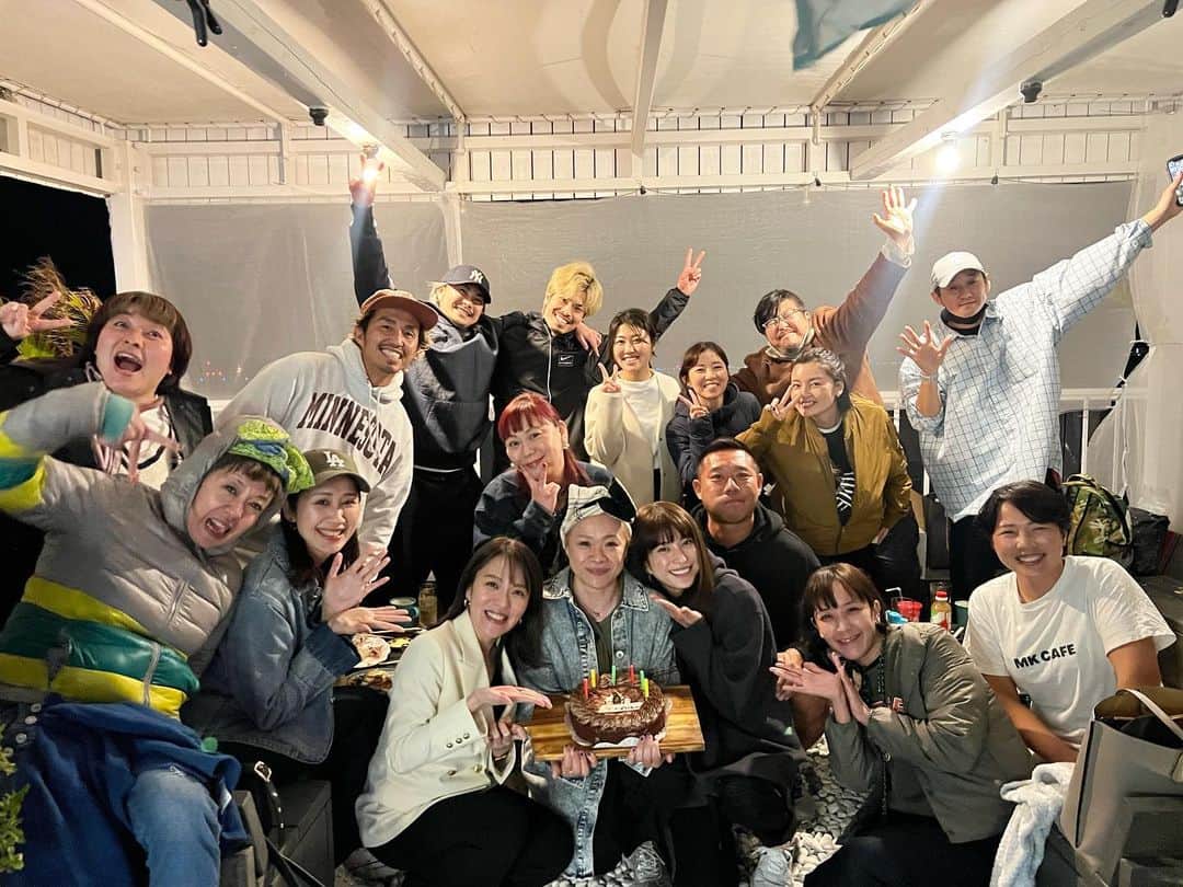 yuu sakuraiのインスタグラム：「2月28日は菊池さんのお兄さんの13回目の命日でした。  菊池さんはその日に大切な仲間たちが 沖縄に来てくれるととても嬉しそうで、  めいいっぱい楽しんでもらえるように準備しようとカフェのテラスに風除けをつけようとか、 沖縄でしか飲めない喜ばれるお酒を置いておこうとか何回も打ち合わせをしてくれました✨  その、大切な仲間というのは  東京にいる時から毎月MKTVで レギュラー番組を一緒にやらせて頂いている Junkie sistaxJunkie brosのメンバーで、  もともとはご自身が役者、ダンサーとして、 大きな舞台やドラマに表舞台で活躍され、 今は演出、振付などと作品を支えるお仕事や、 若手の方々の育成をされている林希さん⭐︎  そして、そんな希さんと長年一緒にプロジェクトを立ち上げてきたしもにぃ、空さん、よっしーさん、さやかさん、まゆこさんです👏🏻  希さんには、 MKTVだけでなく プライベートでもたくさんお世話になっていて、 ⁡ エンタメを追求し、 こだわり抜いて作品を作り上げている姿が とてもカッコよく、 仕事もプライベートも人生を楽しんでいる姿に 刺激をもらうことばかりで、  今回は希さんの大切な〝birthday〟を カフェでお祝いしてくれるということで 私達も本当に嬉しかったです！ ⁡ 人情に溢れていて、 とっても暖かく、 カフェの仲間も希さんが大好きです✨  希さんといると、その場所が明るく常に笑いある空間になると菊池さんはいつも話してくれます⭐︎  大切なお誕生日の時間を、 一緒に過ごさせて頂き、お祝いさせて頂き、 すんごく嬉しかったです！  本当に暖かい時間をありがとうございました👏🏻✨  #誕生日#沖縄旅行#林希 さん#誕生日旅行#仲間#ミュージカル#舞台#エンタメ#Junkiesista#Junkiebros#シスブロ#沖縄観光#ウミカジテラス#mkcafe」