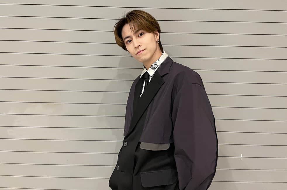 のインスタグラム：「D.U.N.K.ありがとうございました✨最高に楽しかったです🕺❗️SKY-HIさんと一緒にバッタマンをコラボしたいと思い切って伝えた夢が実現しました！言霊はあるんやなと改めて思いましたし、快くコラボしてくださったSKY-HIさんに感謝しています🙇そして何より、会場に来てくださったそれぞれのアーティストのファンの皆様、超特急を初めて観てくださった皆様、いつもどんな時も一緒に盛り上げてくれるメンバーでもある8号車の皆❗️✨ホンマにありがとうございました！  SKY-HIさんがパフォーマンスには色んなジャンルがあって魅せ方があって、僕達¨超特急¨と言うジャンルをずっと貫き通して続けている事を褒めてくださり、11年守ってきたものをこうして何処かで必ず誰かが見てくださっているという事がとても嬉しかったですし、諦めない事を続ける事で必ず夢は少しずつだけど叶っていくんだなと希望が溢れました✨  バックボーカルとして、メインダンサーの皆が誇らしく輝いていてホンマに楽しそうやった✨  今日は今までにないライブやった！今日来れなかった8号車の為にも、また必ず呼んでもらえるように精進して参ります❗️  #超特急 #D_U_N_K_ #バッタマン」