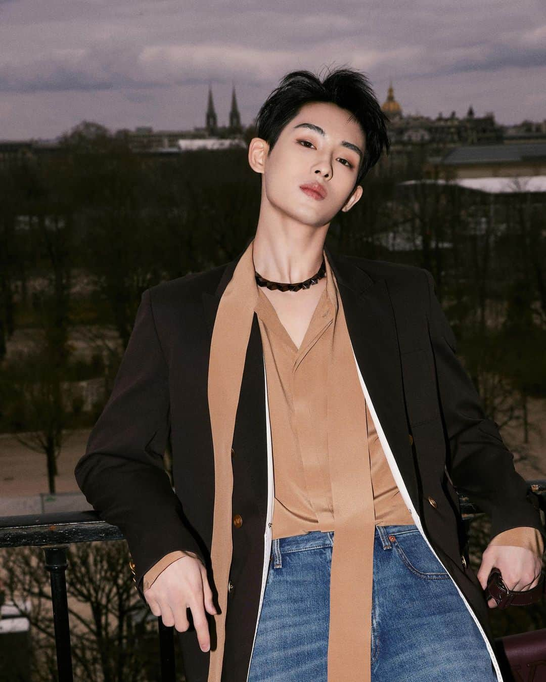 ウィンウィン（winwin）さんのインスタグラム写真 - (ウィンウィン（winwin）Instagram)「Join ME in Paris at 8:00 PM tonight.   #ValentinoBlackTie  @maisonvalentino」3月6日 0時45分 - wwiinn_7