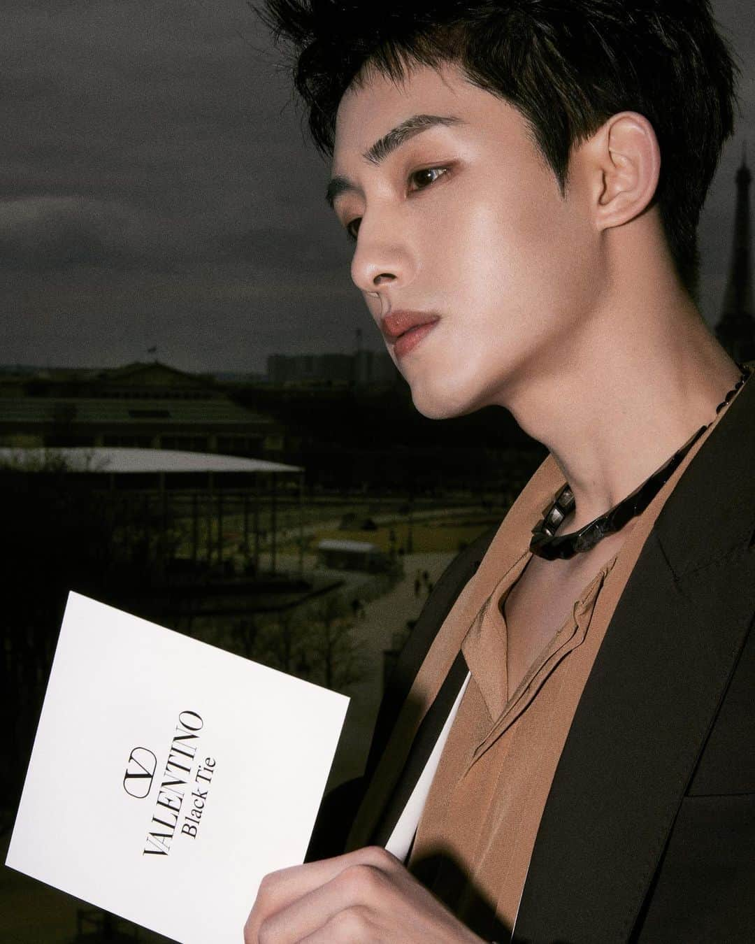 ウィンウィン（winwin）さんのインスタグラム写真 - (ウィンウィン（winwin）Instagram)「Join ME in Paris at 8:00 PM tonight.   #ValentinoBlackTie  @maisonvalentino」3月6日 0時45分 - wwiinn_7