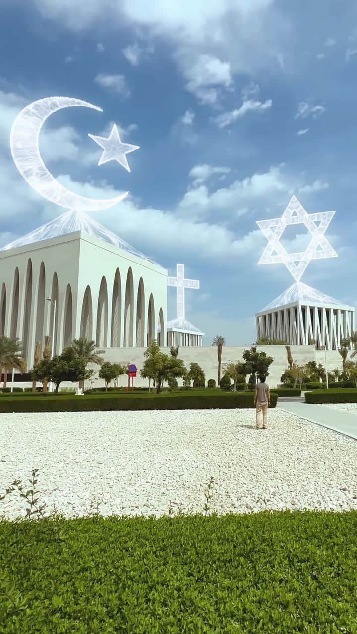 Murad Osmannのインスタグラム：「In a world that can often feel divided, visiting the Abrahamic Family House in Abu Dhabi was a reminder of the power of unity and the beauty of diversity. #AbrahamicFamilyHouse unites three religious spaces: a mosque, a synagogue and a church, serving as symbol of peaceful coexistence. Amazing place.」