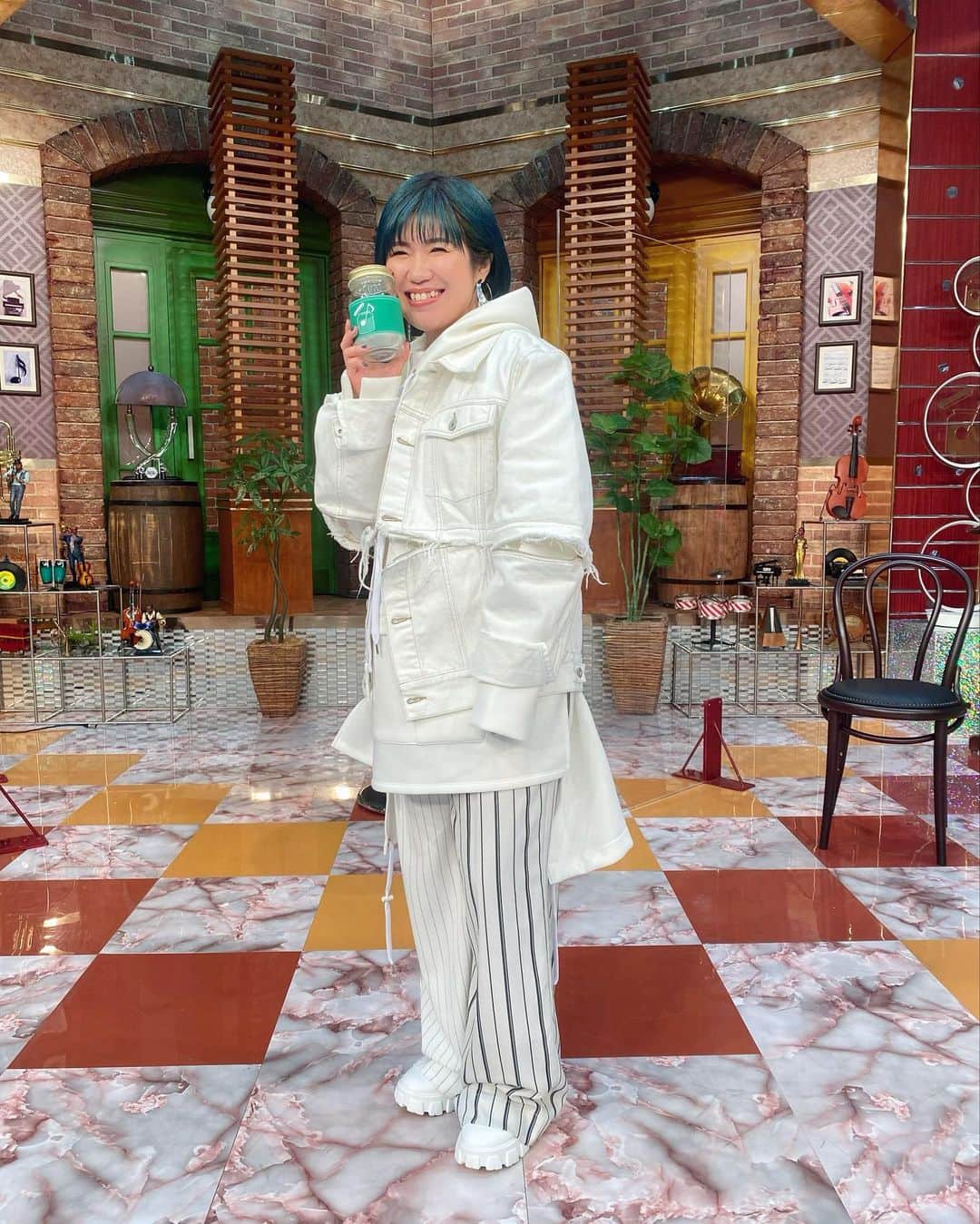 岡嶋かな多のインスタグラム：「Thanks for watching!!  #関ジャム ご覧頂いた皆さま、有難うございました！！  長年携わり、個人的にも大好きなK-POP特集に出演させて頂き、しかもがっつり提供作品も出して頂き、、ほんと光栄でした✨  楽屋裏では、仲良くして頂いている、そして憧れの皆さんとも沢山会えて、嬉しかった✨おかげで緊張が少しぼくれた状態で収録望めました🥹  最高の  Styling @takuto_satoyama  Hair-make @akieshi  お忙しい中有難うございました！！  これからも、熱量高く、愛を込めて制作取り組んで参ります。引き続き沢山聴いて頂けたら幸せです。どうぞ宜しくお願いします！  #Kpop #songwriter #BTS #blackpink #TWICE #GirlsGeneration #IVE #lesserafim #Kep1er #NiziU #NewJeans #関ジャム #関ジャニ #Jpop #studiolife #kanataokajima #岡嶋かな多」