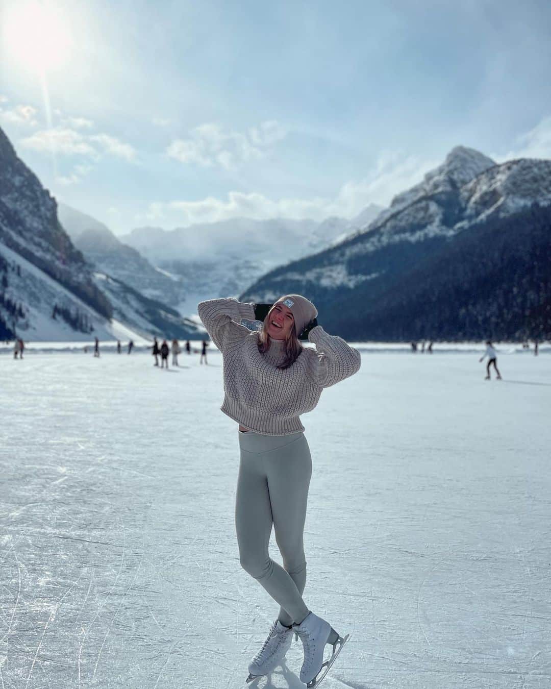 ニキ・ヴォリーズのインスタグラム：「Lake Louise, a dream came true🧊❄️🤍  @auraskates @johnwilsonblades   📸/🎥: @julia.vandijk._」