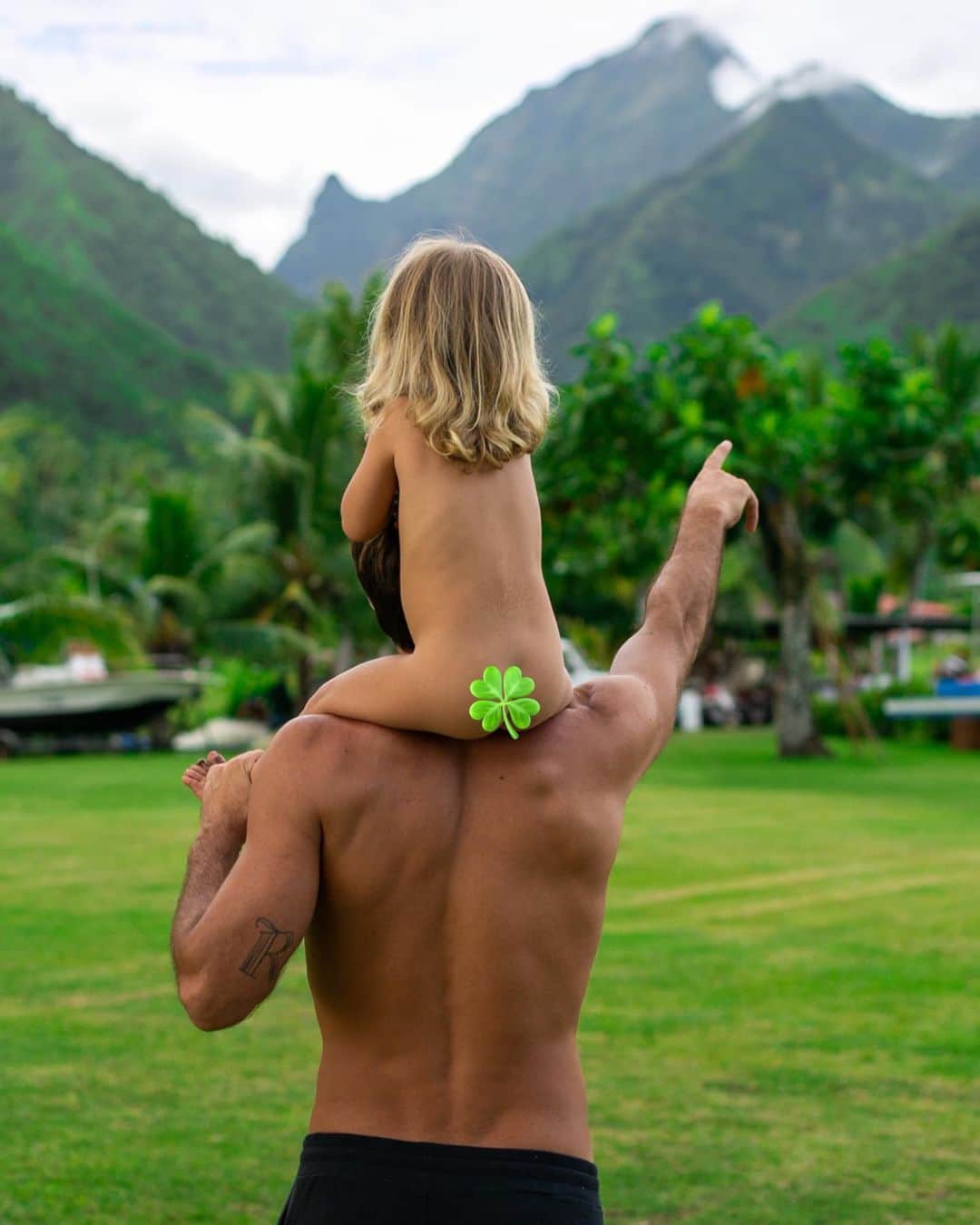 Ricardo Baldinのインスタグラム：「Ia orana 🌺  that’s how the Tahitians greet each other and Maeva (welcome) to the month of March which will be filled with Yoga and nice views from the French Polynesia.  I’m beyond excited to be back in international lands, now in a new country, in a whole different format - teaching yoga on a retreat and being for the first time abroad with Yeva 💙  Maururu (thanks) to mama @isabellapitaki for the opportunity to share the teachings and good vibes along with the @pitaki.yoga school.」