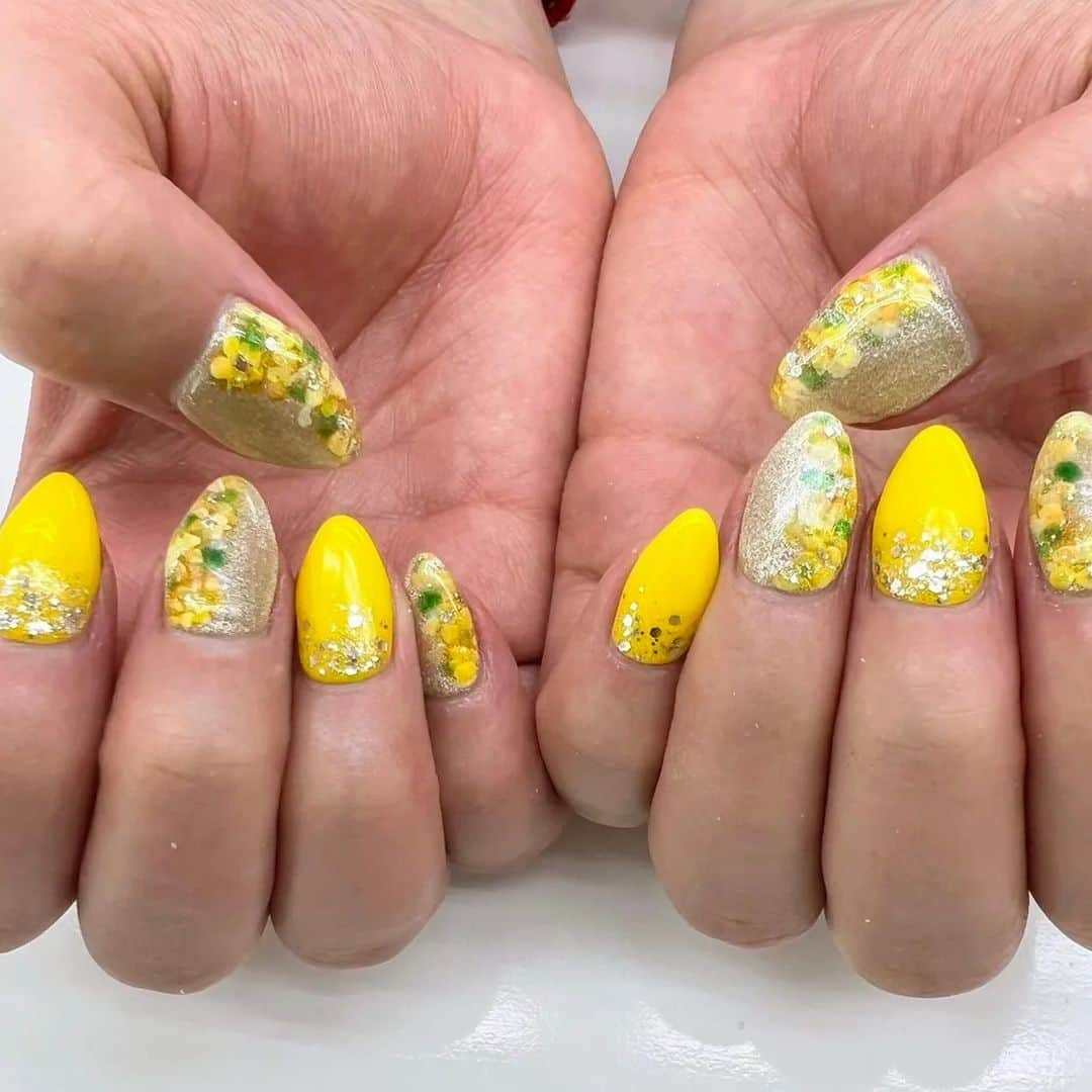 吉岡奈々子さんのインスタグラム写真 - (吉岡奈々子Instagram)「新しいネイル #新しいネイル #new #nail #春ネイル #ミモザネイル #フラワーネイル #黄色 #黄色ネイル #花ネイル #いつもありがとう」3月6日 1時58分 - nanakoyoshioka