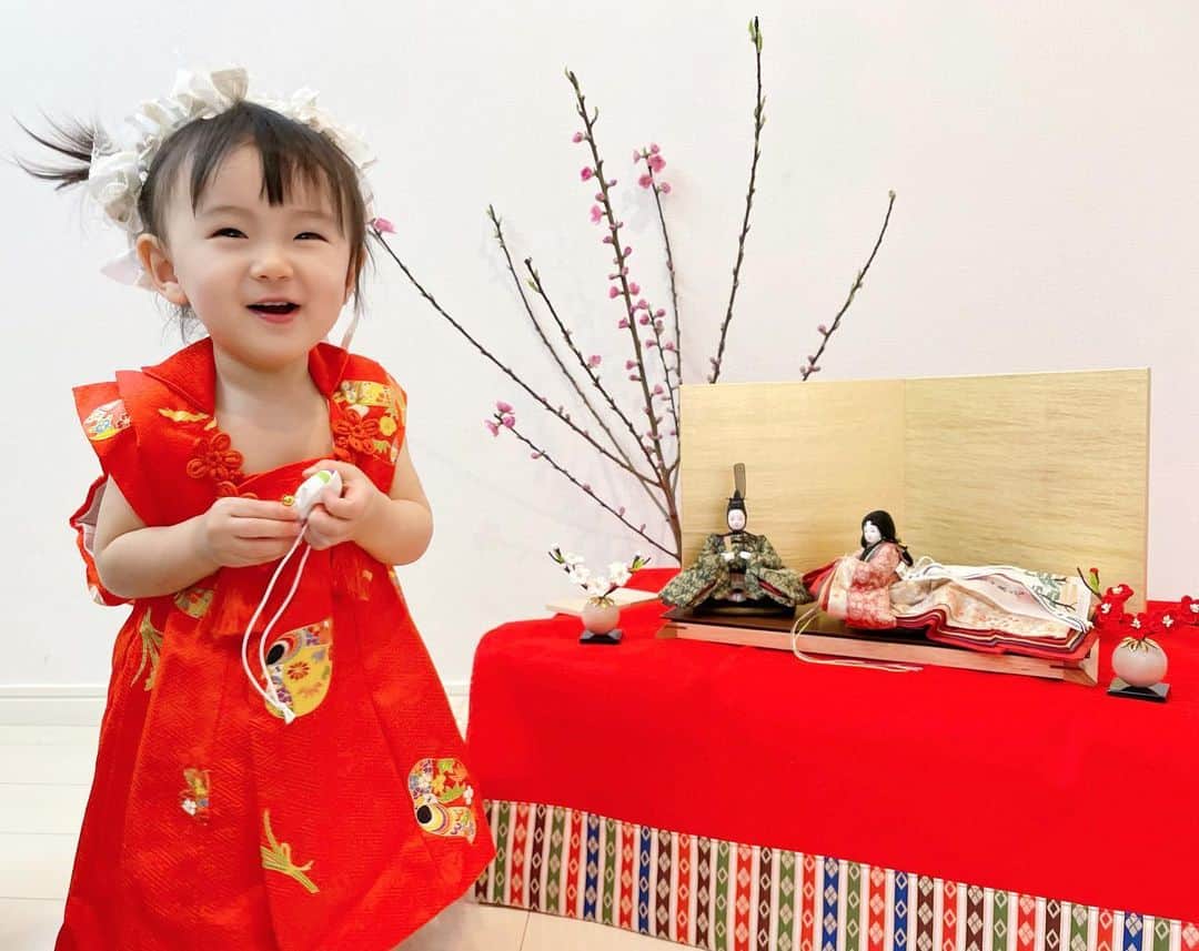 東なつ紀のインスタグラム：「侑生1才のひな祭り🎎❤️  当日はちらし寿司とケーキを食べたので、後日写真を撮りました🤍  去年と同じ被布着👘着せた◡̈  やんちゃ度が増し増しになってて、すぐに立つし踊るし回るし触るしフレームアウトするし🤣 大変やったけど、本人は機嫌良く楽しんでたからよかった👏🏻❤️  最後の2枚は1年前👶🏻🍼  1年でこんなに大きくなったんやね🤍すごい👏🏻 来年も楽しみ〜🤍🤍🤍  #ひな祭り #1歳ひなまつり  #被布着 #雛人形 #お雛様 #🎎 #桃の花 #🌸 #ういちゃんまる  雛人形2月から飾ってるんやけど 侑生お気に入りすぎて毎日見に行ってる👀で、手振ってる❤️」
