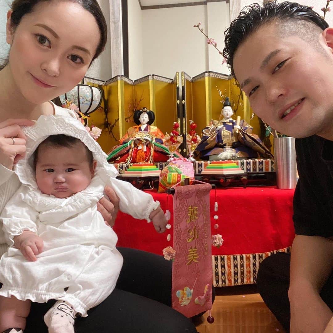 三上玲奈のインスタグラム：「初節句は旦那のご両親と私の母とよしみのお陰で豪華な飾り付けになりました❤️  ひな祭り何をしたら良いのか、どんなお祭りなのか調べまくりました　笑  飛躍すると、中国由来の平安時代からの慣わしで、江戸時代には貴族が豪華な人形を飾り、娘の健やかな成長を願う祭りが続いてるというこなんですね🫣笑←こんな言い方したら沢山の人に怒られると思いますが、飛躍しました。  写真館には行けませんでしたが、毎年写真を撮れる大事な初節句、キッカケになりました😘  私が産まれた時に祖父母が買ってくれた7段飾りの一部を使うことが出来たのも心から嬉しいです😆❤️  とにかく毎日ぎゃーぎゃー大騒ぎな私ですが、私と娘と旦那の成長を願う日になりました❤️  そして初節句を理由に寿司を旦那と食べました😌🎉  これからもっと母ちゃん頑張るからね、守るからね🤡❣️  #初節句　#雛祭り　#ひな祭り」