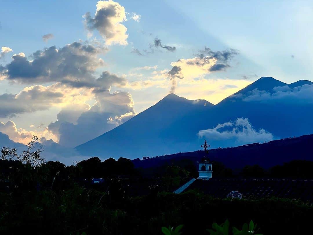 マリオ・テスティーノのインスタグラム：「VOLCANO, ANTIGUA, GUATEMALA 2023」