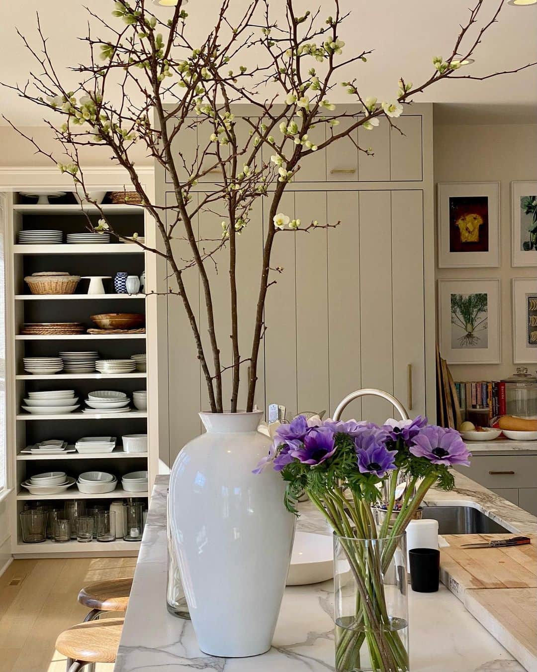 アイナ・ガーテンさんのインスタグラム写真 - (アイナ・ガーテンInstagram)「Thank you Sheila @galerieprovenance for the gorgeous Greta Runeborg vase.  I love it!! ❤️❤️❤️」3月6日 2時09分 - inagarten
