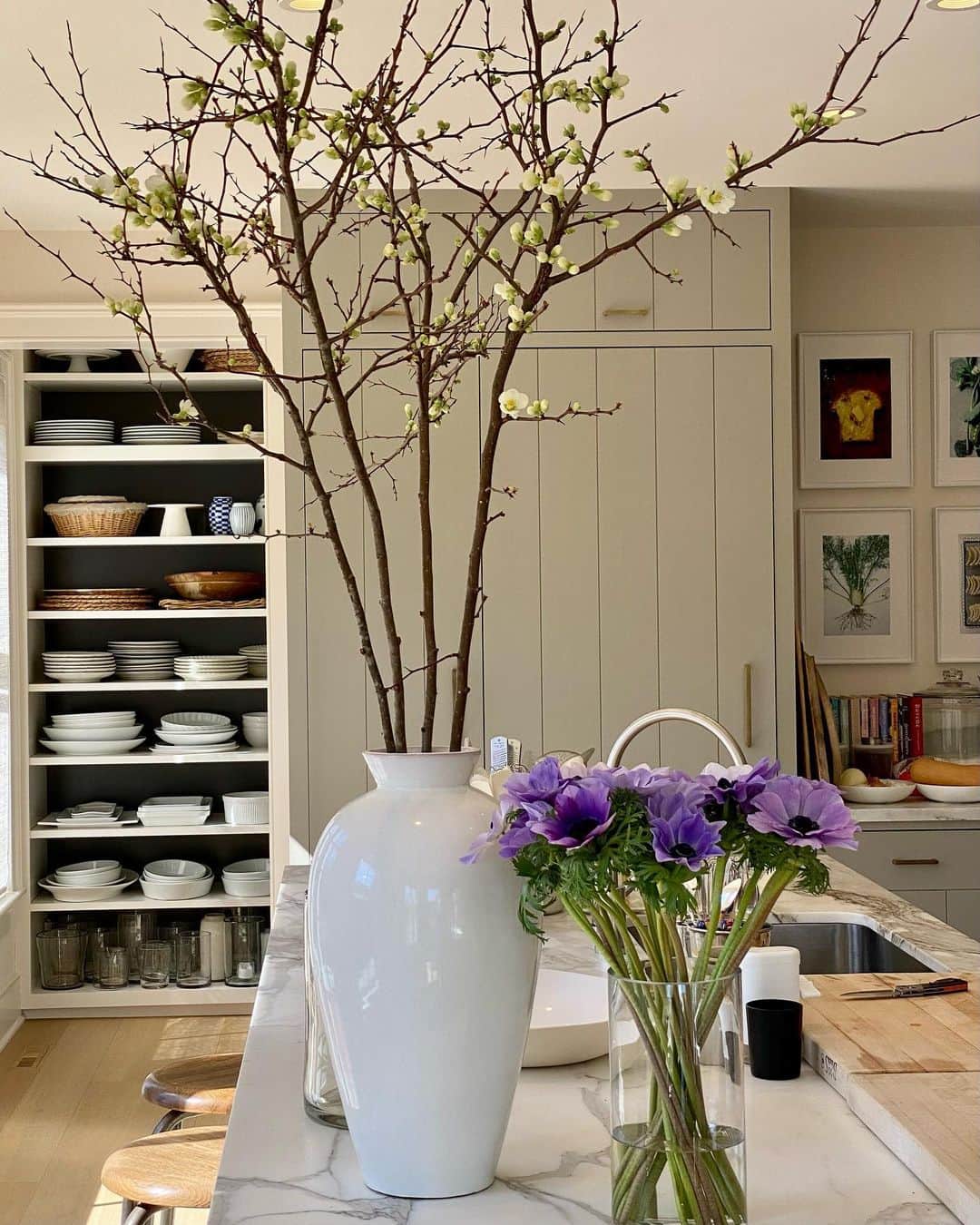 のインスタグラム：「Thank you Sheila @galerieprovenance for the gorgeous Greta Runeborg vase.  I love it!! ❤️❤️❤️」