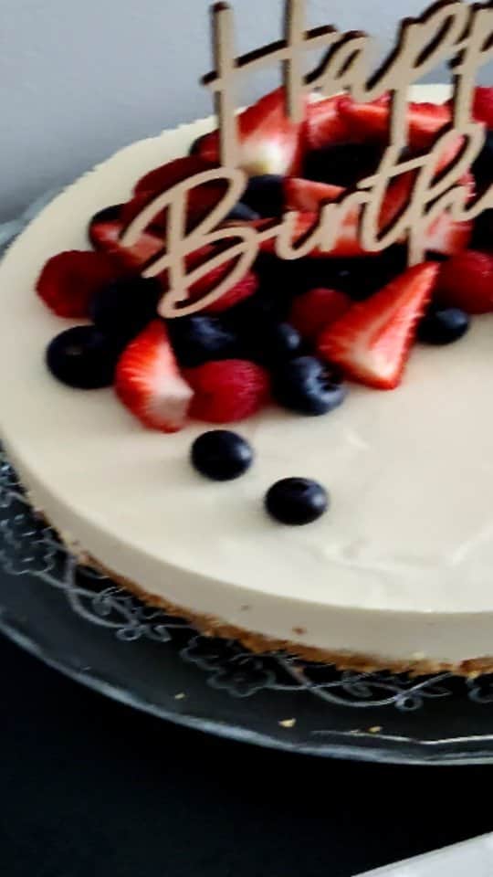 セシリア・トルンのインスタグラム：「Viikonloppu täynnä ylläreitä ja juhlaa, @hietsuheha virallisesti 30v ♥️🥳   #vinojapino #wayout #hotelsveitsi」