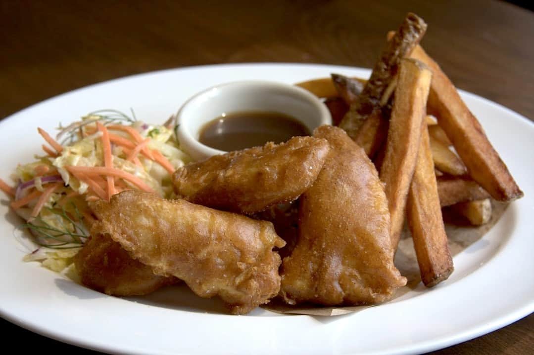 Food Republicのインスタグラム：「Here's how to fry fish for delicious fish and chips, a step-by-step guide to make it easy. [Link in Bio]」