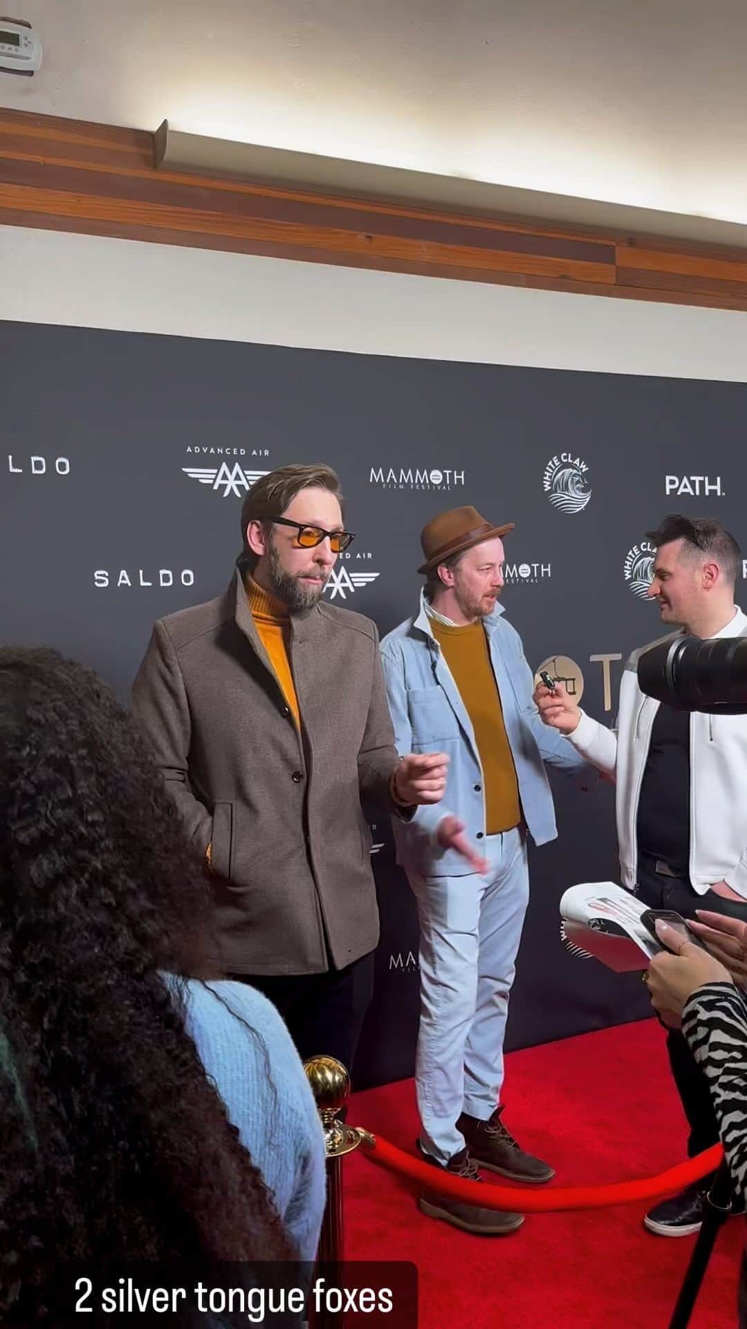 ジョエル・ムーアのインスタグラム：「2 silver tongue foxes」