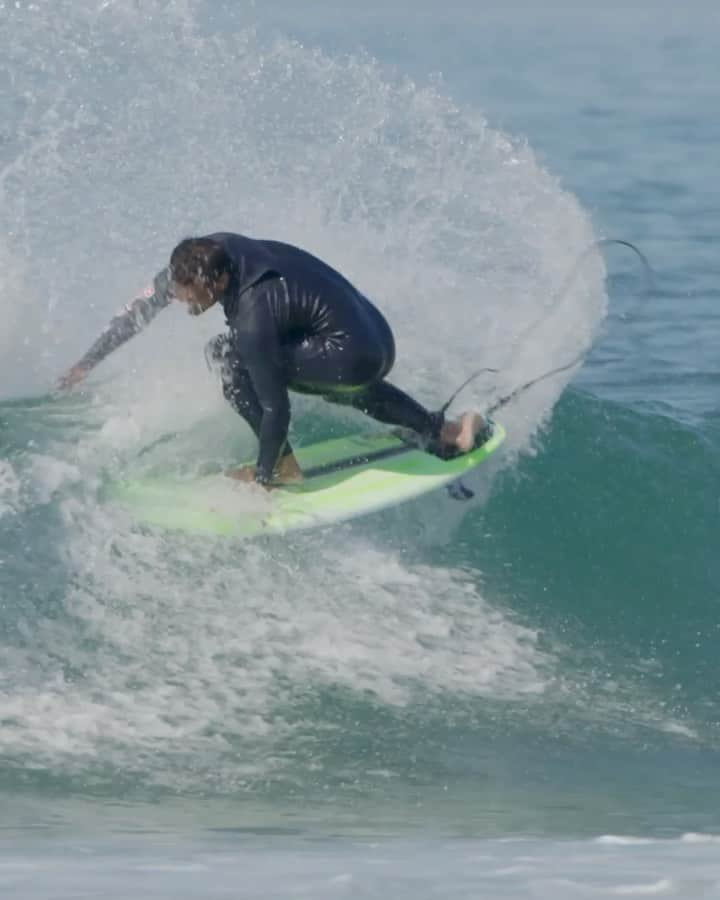 ミシェル・ボレーズのインスタグラム：「Whether it’s double overhead or shoulder high, @bourezmichel’s form is always looking sharp 💪🔥  #MichelBourez #Portugal #FreeSurfing」