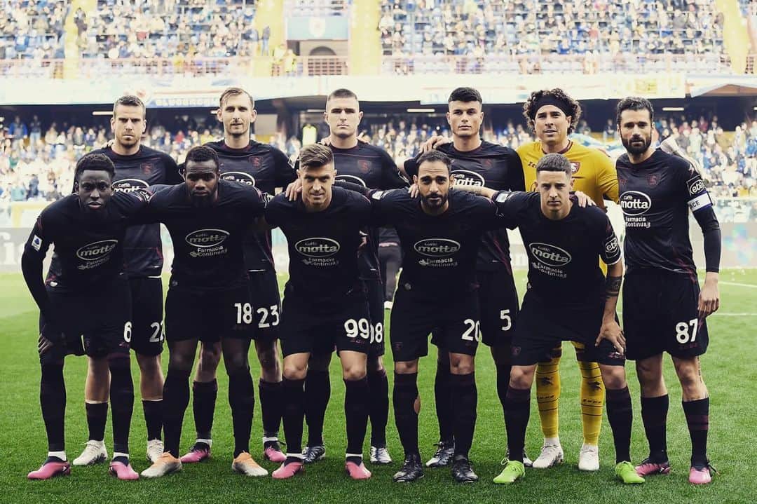 のインスタグラム：「Partita di sacrificio, si continua a lavorare duro 🇱🇻💪 @ussalernitana1919official  @francescopecorarofotografo  #forzasalernitana #forzagranata #team #macteanimo」