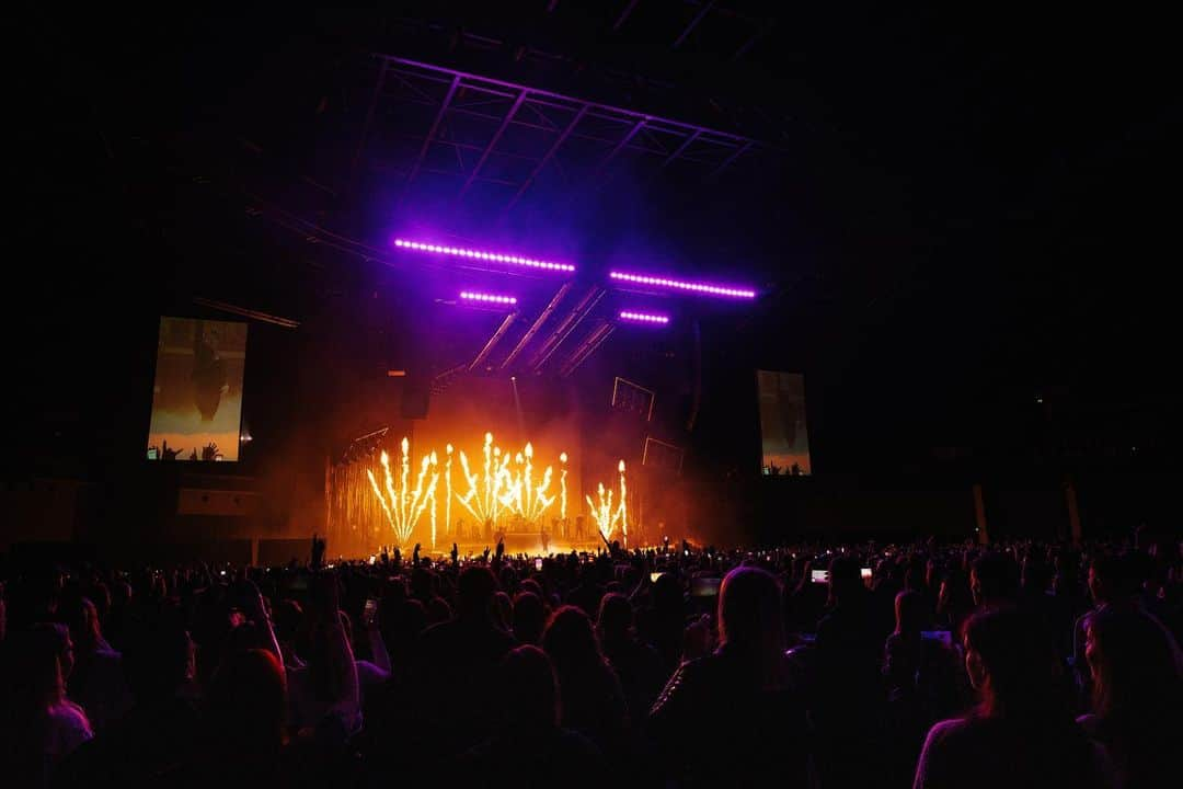 Panic! At The Discoさんのインスタグラム写真 - (Panic! At The DiscoInstagram)「Sang it louder for the people in the back at Glasgow tonight 🎸 #VivaLasVengeanceTour」3月6日 3時23分 - panicatthedisco