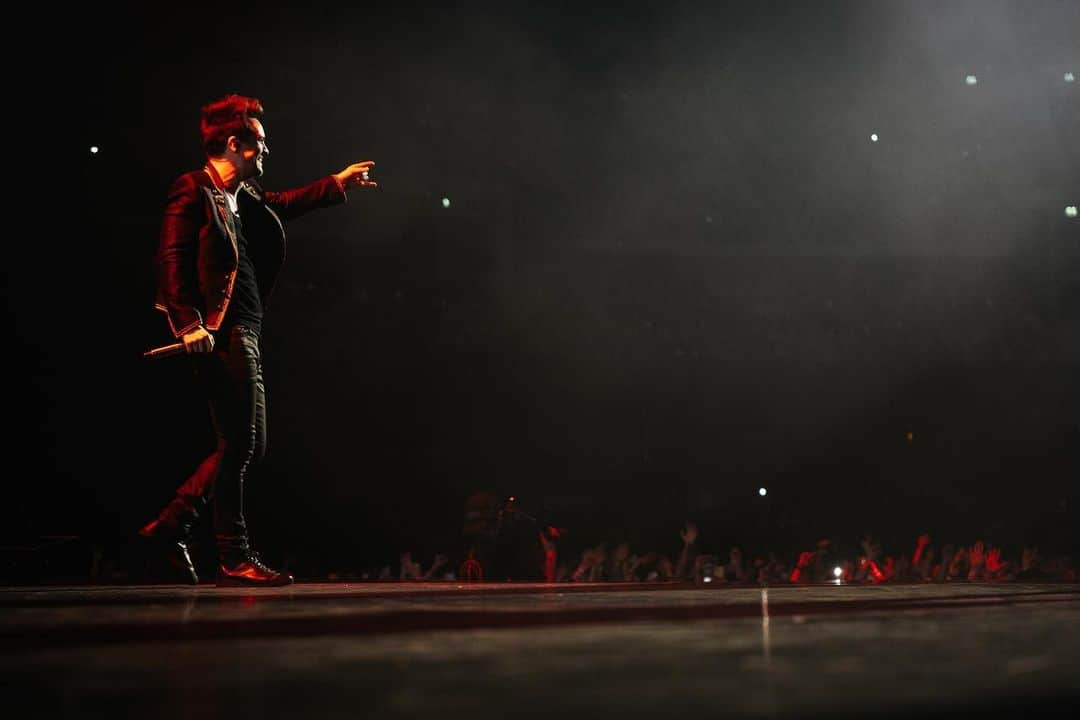 Panic! At The Discoのインスタグラム：「Sang it louder for the people in the back at Glasgow tonight 🎸 #VivaLasVengeanceTour」