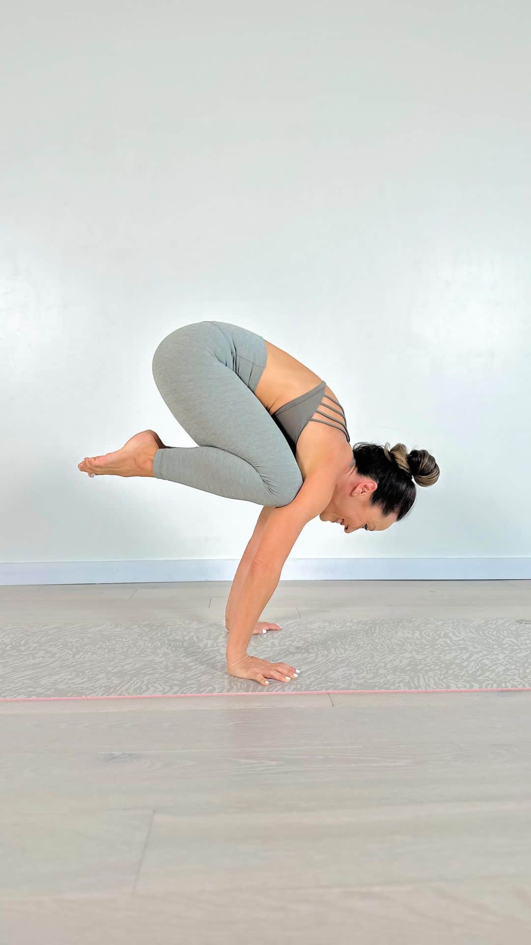 キノ・マクレガ―のインスタグラム：「Everything you need for a stable lift up in Bakasana  From March 1-7, join me on the #SevenDaysOfStrengthChallenge, where you can practice with me LIVE!  I have designed this 7 day challenge to give you a full week of strength based practices that you can integrate into your daily routine! And it’s FREE!  To join the challenge, head to the link in my bio, and follow all hosts and sponsors!  Hosts: @kinoyoga @omstarsofficial @freskincare  Sponsors: @kinoyoga @omstarsofficial @freskincare  When you sign up for the challenge, you’ll automatically be entered to win a 123FRÉ skincare kit valued at $120 each!  Hope to see you on the mat for these 7 days! 🙏  Outfit and yoga mat @lululemon  #lululemon #lululemonambassador #thesweatlife   #SevenDaysOfStrengthChallenge #YogaChallenge #AshtangaYoga #Yoga #Ashtangi #Yogi #Omstars #KinoYoga #Bakasana」