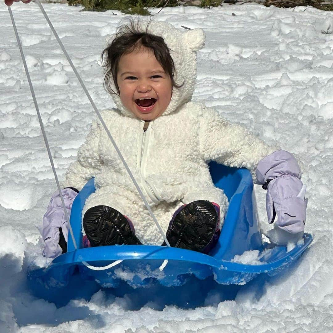 アマンダ・エボラのインスタグラム：「Sunday Snow Day 🛷❄️」