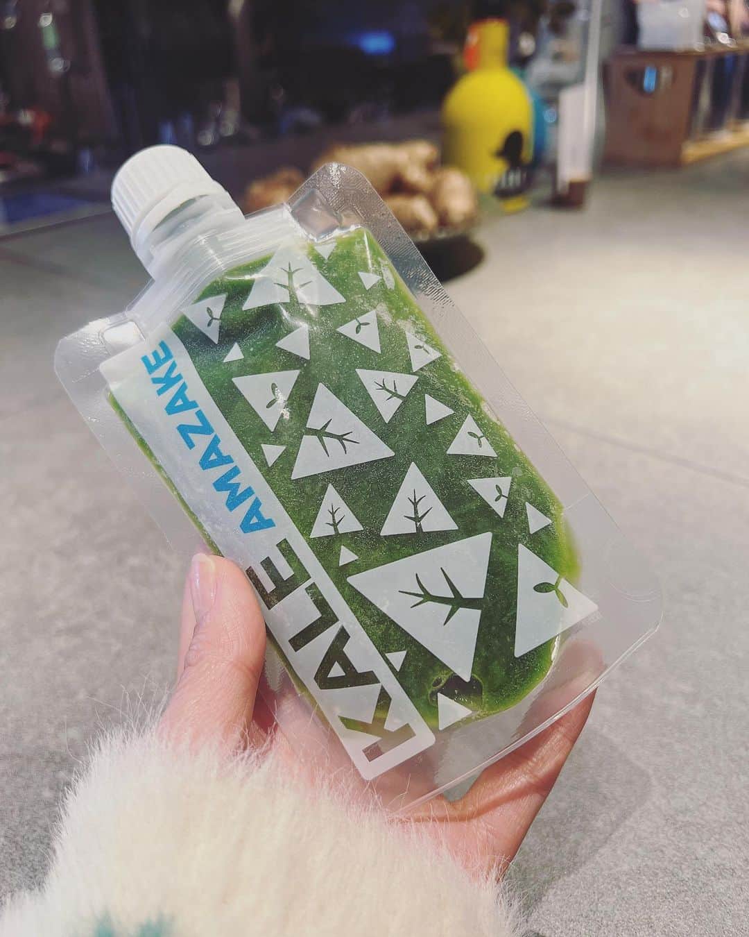 のインスタグラム：「⌇‎ 𝘒𝘈𝘓𝘌 𝘍𝘈𝘙𝘔 🥬♡  @kalefarm  ⁡ 今日もお昼ご飯の代わりに 飲んだよ〜！明後日からケールジュースで ファスティングするぞっ^^ ⁡ ⁡ ________________________________ #𝘬𝘢𝘭𝘦 #𝘬𝘢𝘭𝘦𝘧𝘢𝘳𝘮 #ケールファーム  #コールドプレスジュース #𝘤𝘰𝘭𝘥𝘱𝘳𝘦𝘴𝘴𝘦𝘥𝘫𝘶𝘪𝘤𝘦 #𝘫𝘶𝘪𝘤𝘦 #𝘬𝘢𝘭𝘦𝘫𝘶𝘪𝘤𝘦 #𝘣𝘦𝘩𝘦𝘢𝘭𝘵𝘩𝘺 #𝘷𝘦𝘨𝘨𝘪𝘦𝘴」