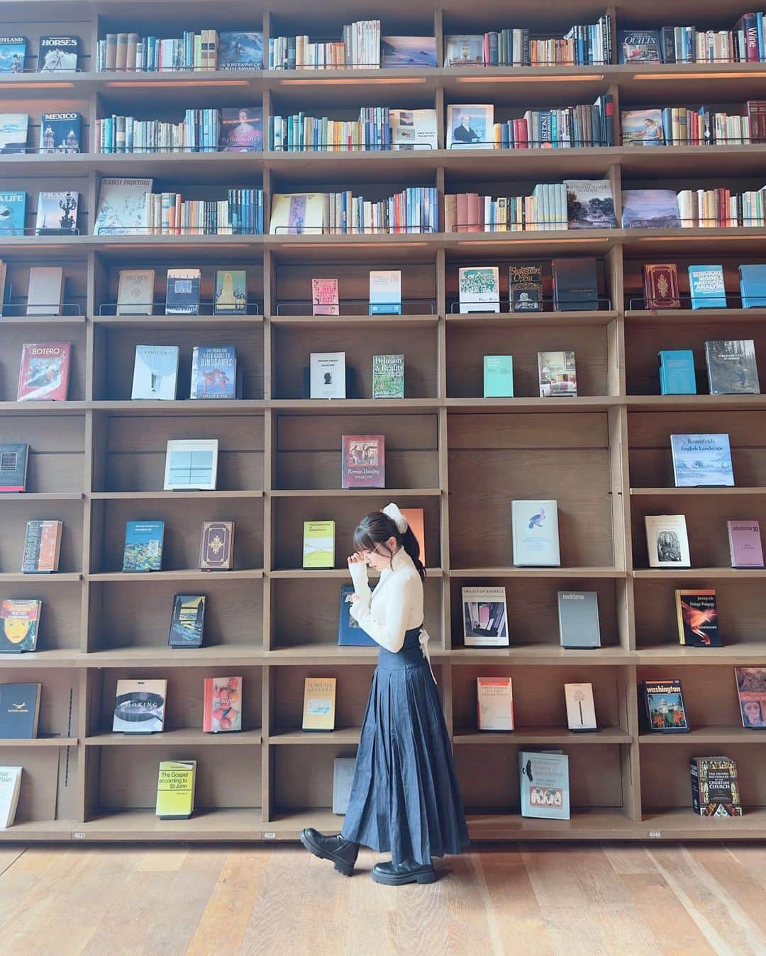 紗愛のインスタグラム：「お洒落な本屋さん📚  #本屋 #枚方tsite #フォトジェニック」