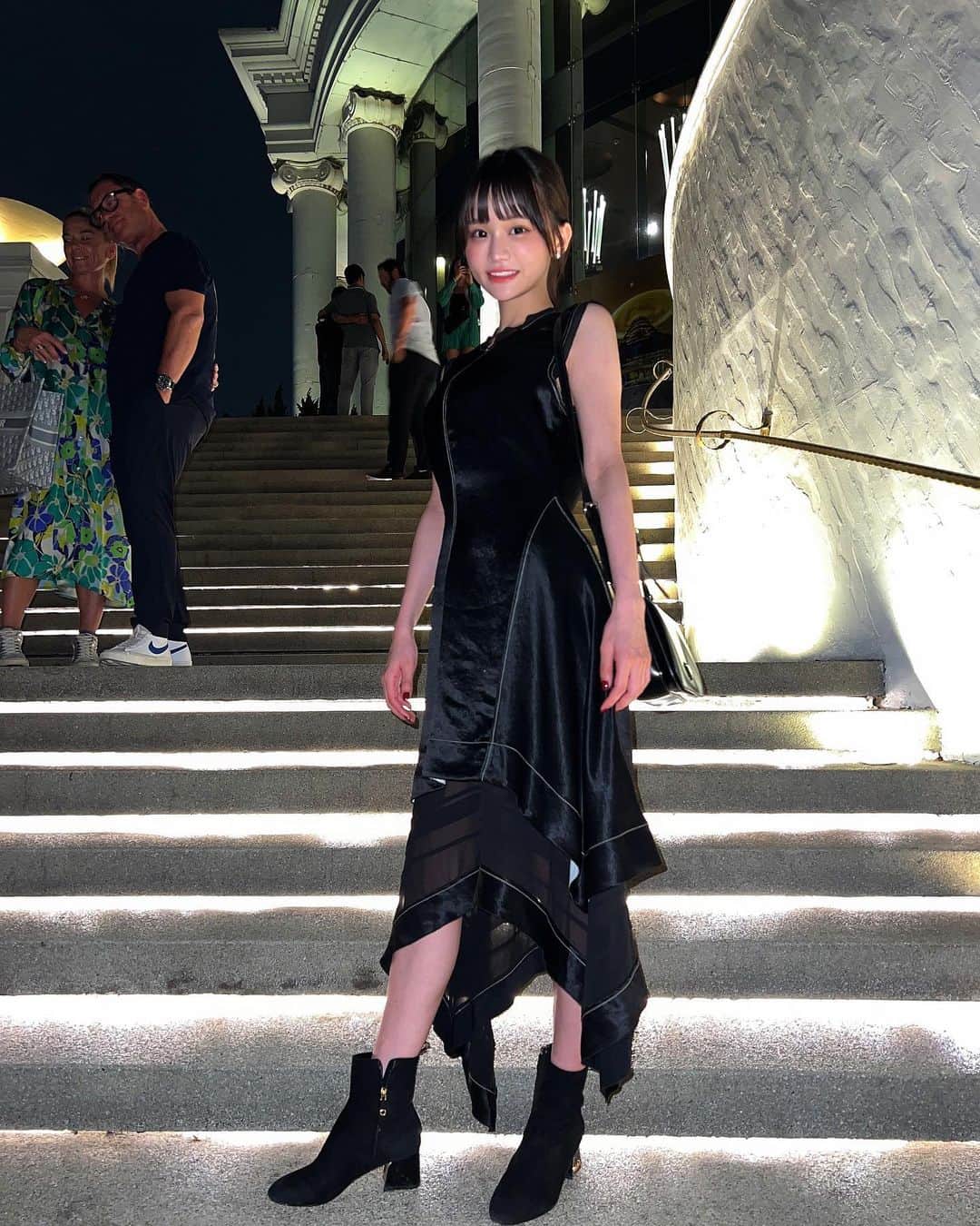 みもれもんのインスタグラム：「fashionable in bangkok  To go to a restaurant 🇹🇭🍷  ギャップのある女性って 魅力的ですよねぇぇ〜？?🤤⸝⸝⸝♡︎💕笑  #みもれもん #タイ#バンコク #マルジェラ #レモンのジャージ#Bangkok #fashion #onepiece #maisonmargiela #lebua #chatgpt #羽田空港 #空港」