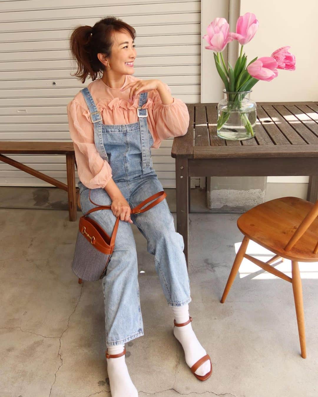 Mai Wakimizuのインスタグラム：「今春絶対欲しかったのがシアーブラウス！透け感を気にしてお洋服を着ることが多いなか、透け感をあえて楽しめるなんて最高♡デビュー遅めだけど今ではシアーアイテムの虜になってます＼(^o^)／そして、このくすみピンクがこれまた肌馴染み良く、地黒の私でもスタッフの皆に似合うって言われた♡笑 お袖のゴム仕様も使い勝手良しです♡夏も涼しげに着れるし水着の上からでも！旅行には必須アイテムになりそう♡ tops:#linkable @linkable_official(今週9日発売予定)」
