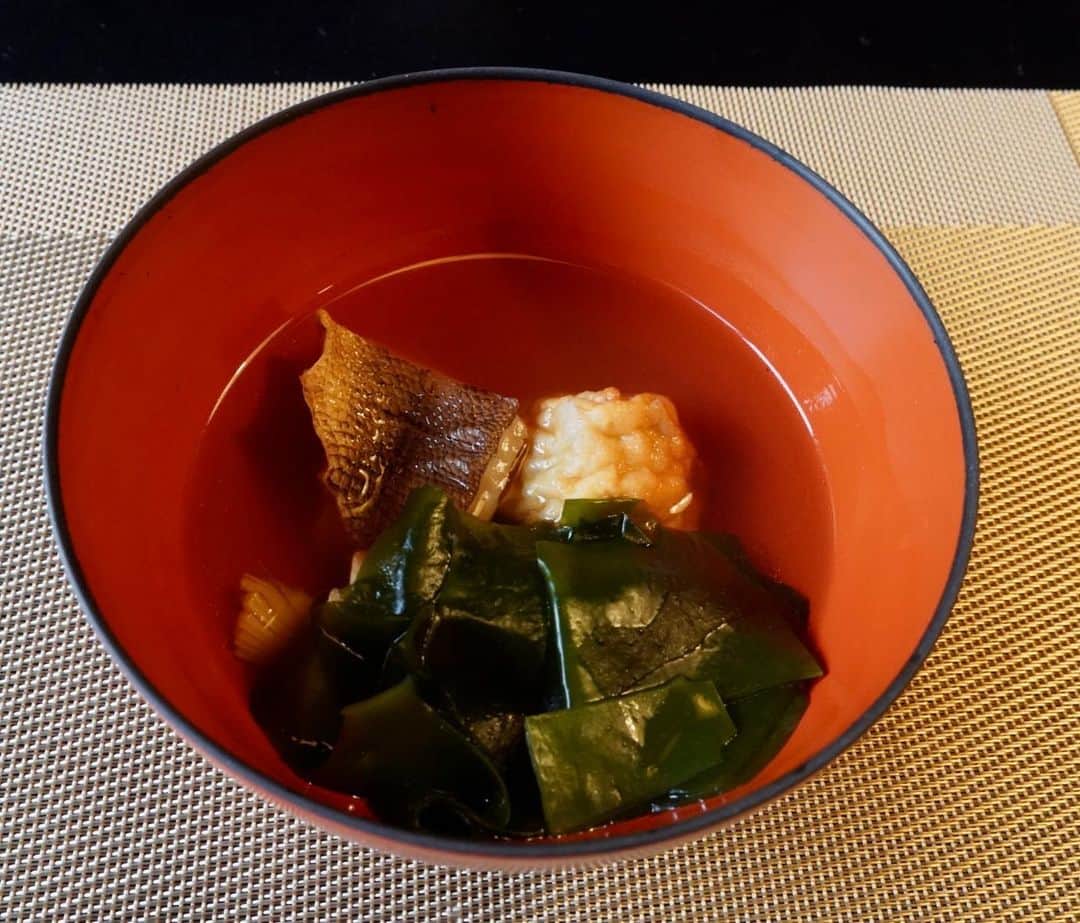 HIROYAさんのインスタグラム写真 - (HIROYAInstagram)「【とうふ屋うかい】 2人目の父の還暦のお祝いで美味しいご飯を一緒に食べてきました✨  美味しかった☺️ 豆腐ってこんなに美味しいんだ！と思える時間でした🤤  素敵な景色で滝の音が聞こえる中、家族で久しぶりにゆっくりできる時間でした。  お父さんはNATIC( @natic_marine )というマリン系のオシャレな洋服屋さんをやっています。(僕もよく着させてもらってます)  これからも元気に、一緒に美味しいお酒を呑みましょう🍶 改めておめでとうございます🎉」3月6日 14時08分 - hiroya_tryhard