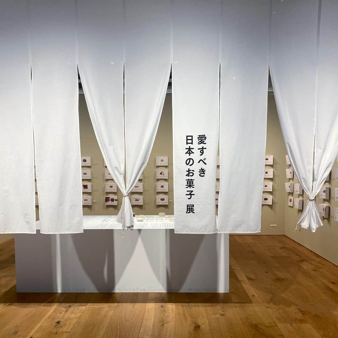 服部円のインスタグラム：「アトリエMUJIで開催中の長尾智子さんによる愛すべき日本のお菓子展。京都のお菓子が多くてうれしくなってしまった。これ持ち帰れるんですが、たい焼きだけ品切れてた。面白い。最後の写真は京都の人ならみんなポケットに入っている八ツ橋です👍🏻  #愛すべき日本のお菓子展  #服部の東京」