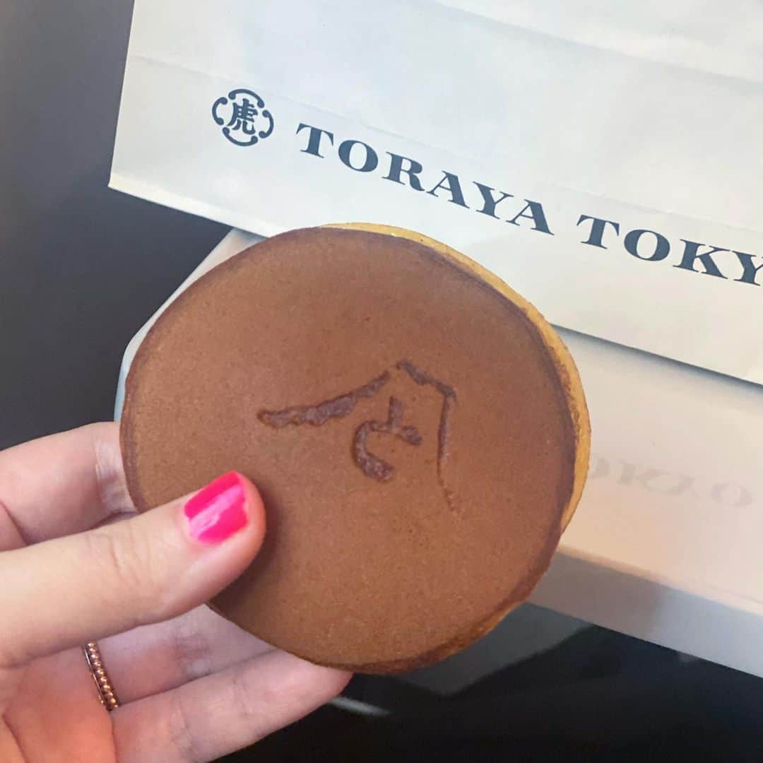 服部円のインスタグラム：「帰りは東京駅のトラヤトウキョウでとらや工房のどら焼きを買って新幹線で食べました🚄🌸 ミッドタウンでやってる和菓子の食品サンプル展も行きたかったけど時間切れ...東京の方よろしくお願いいたします🥺  #とらや #toraya #服部の東京」