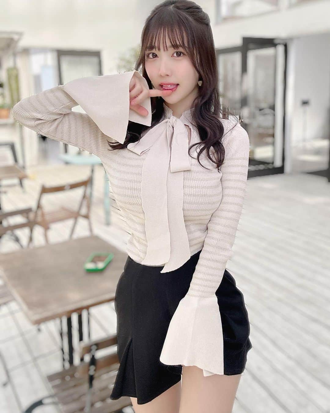 天羽希純のインスタグラム：「はじめまして！ 今日から入社します、新入社員の天羽希純です。  #新入社員 #私服」