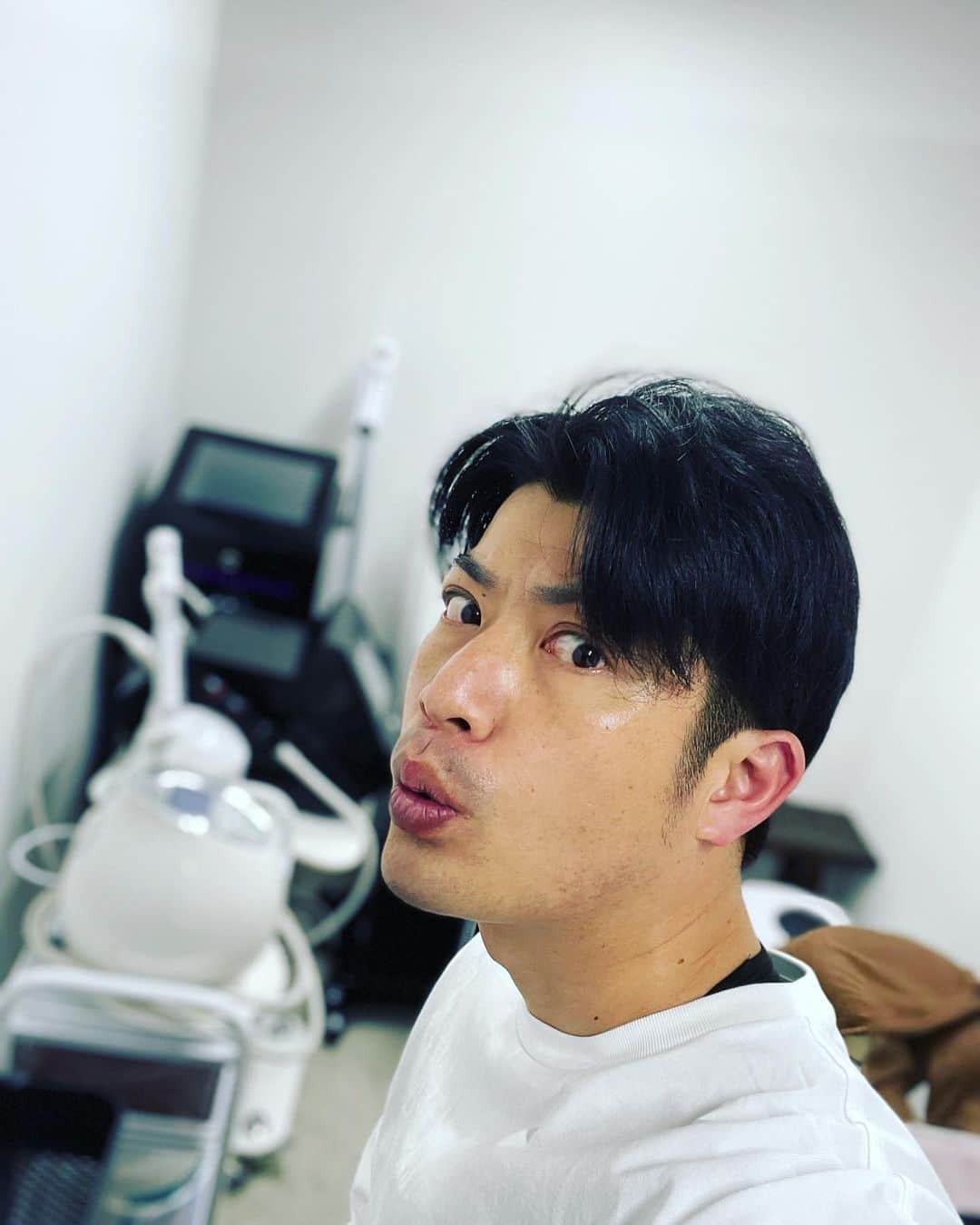 すずけんのインスタグラム：「月1メンテナンスでーい🤩🤩  今回もキレイにして頂きましたーー😁😁😁  てかてかつるつるうほうほーー🤩🤩🤩  次回もよろしくお願いしまーーす🦍🦍🦍🤣  #BIJOU #新宿 #脱毛 #意識高い系演じてる系男子」