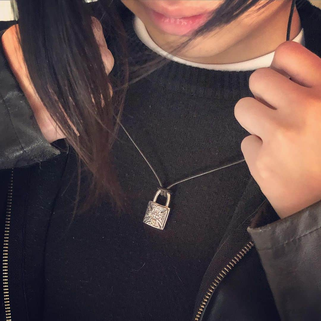 Bill Wall Leather × BEAMSのインスタグラム：「【New Style】Now on sale.   *Leather cord is optional  Lock Ornament(Plain) ，Lock Ornament with 18k YG Cross，Curb Chain Necklace(20 inch) ，Round Chain Necklace(18 inch，20 inch) / *Exclusive items __________  BEAMS Online Shop is now open for orders from outside Japan. Global shipping services are offered through WorldShoppingBIZ, a global e-commerce provider. Customers can choose to display transactions in English, Chinese (Cantonese and Mandarin) or Japanese for a safe, convenient checkout.   We hope you enjoy shopping with us! __________  ・BEAMS MEN SHIBUYA / 03-3780-5500 ・BEAMS ROPPONGI HILLS / 03-5775-1620 ・BEAMS GINZA（2F）/ 03-3567-2223 ・BEAMS FUTAKOTAMAGAWA / 03-3707-8998 ・BEAMS TACHIKAWA / 042-548-1070 ・BEAMS NAGOYA / 052-265-2610 ・BEAMS STREET UMEDA / 06-6366-3695 ・BEAMS KOBE / 078-335-2720 ・BEAMS HIROSHIMA / 082-544-2961 ・BEAMS KUMAMOTO / 096-359-1280」