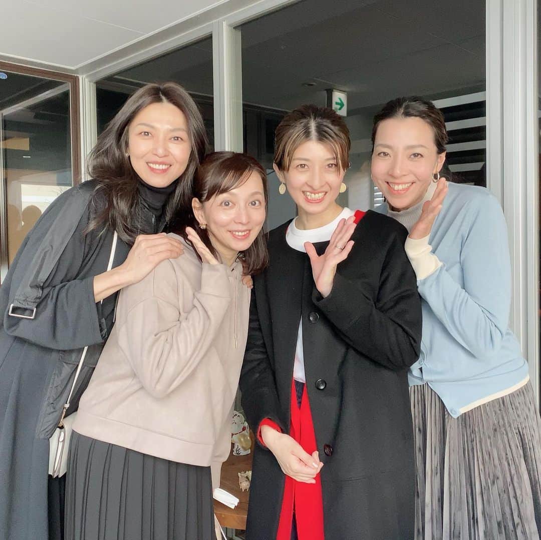 のインスタグラム：「先日、福岡在住の仲良しOGでランチしました☺️  大先輩の穂高さんこと　ごんさん✨ 私の一期上の麻倉ももこさん✨  そして我が同期の麻月れんか✨  楽しい時間はあっという間だよね😂この日も沢山笑いました〜  そして、私は写真を撮るのが下手で…ごんさんに色々教えてもらいながらお食事の写真を撮ってみました😆  どうですか？笑  写真撮るのって難しい〜😂  #福岡在住 #元宝ジェンヌ」