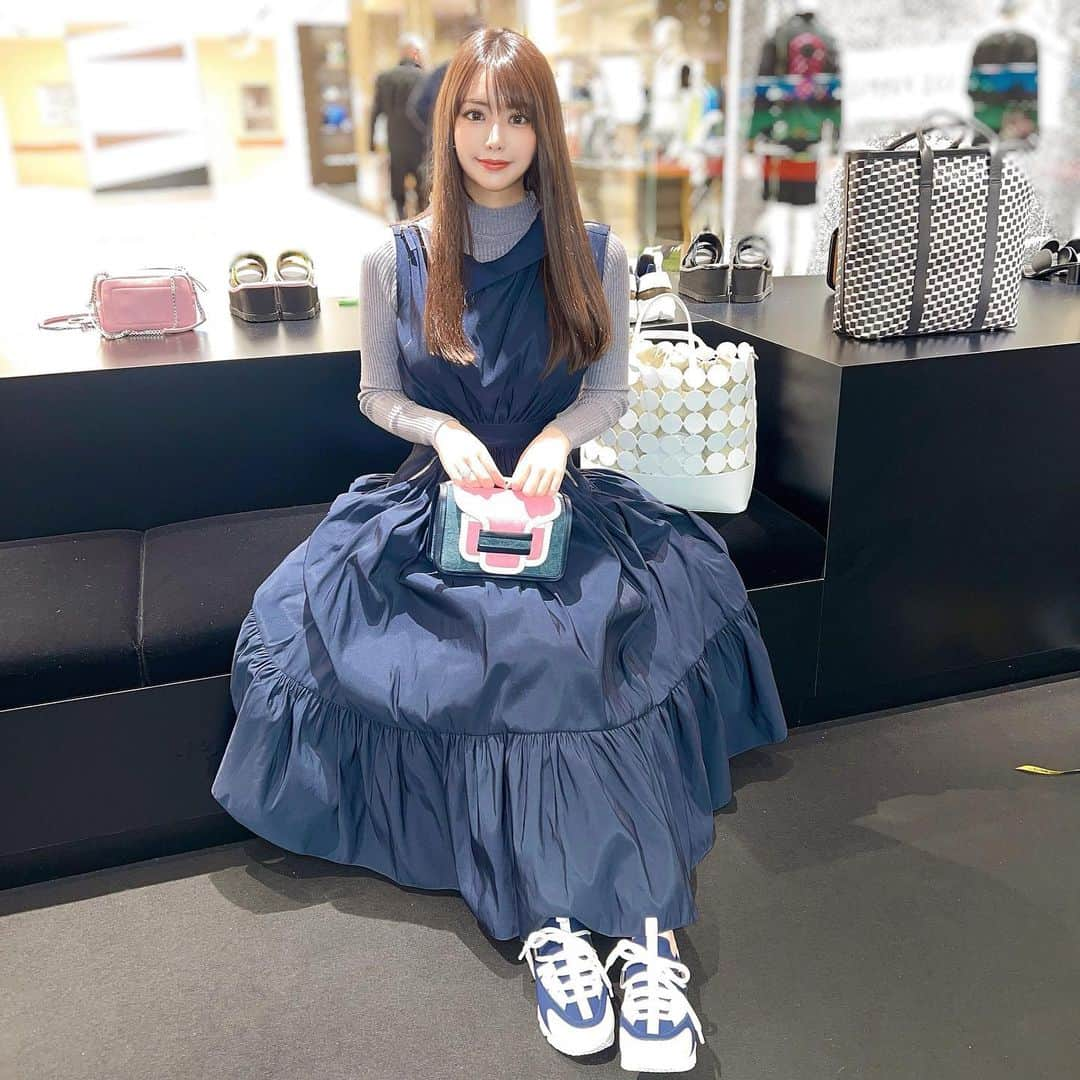 彩花ゆいさんのインスタグラム写真 - (彩花ゆいInstagram)「gsixで、 @pierrehardy のPOPUPを発見 のぞいてみたら バッグの色が豊富なのと オンライン値上げ前の商品があったので ほくほく見学、色々お迎えしました アルファヴィルはチェーン可愛いしベルトが太いしバイカラーだしでカジュアルに使えて容量多めでおすすめです 写真撮ってなかった…  どうでもいいですがいまネイビーがマイブームです  DMに質問来てたから載せときます  👗 @alexandermcqueen  👚 @shein_japan  👜 @pierrehardy  👟 @pierrehardy   #pierrehardy #銀座 #ginzasix #shein」3月6日 15時09分 - ayakayui